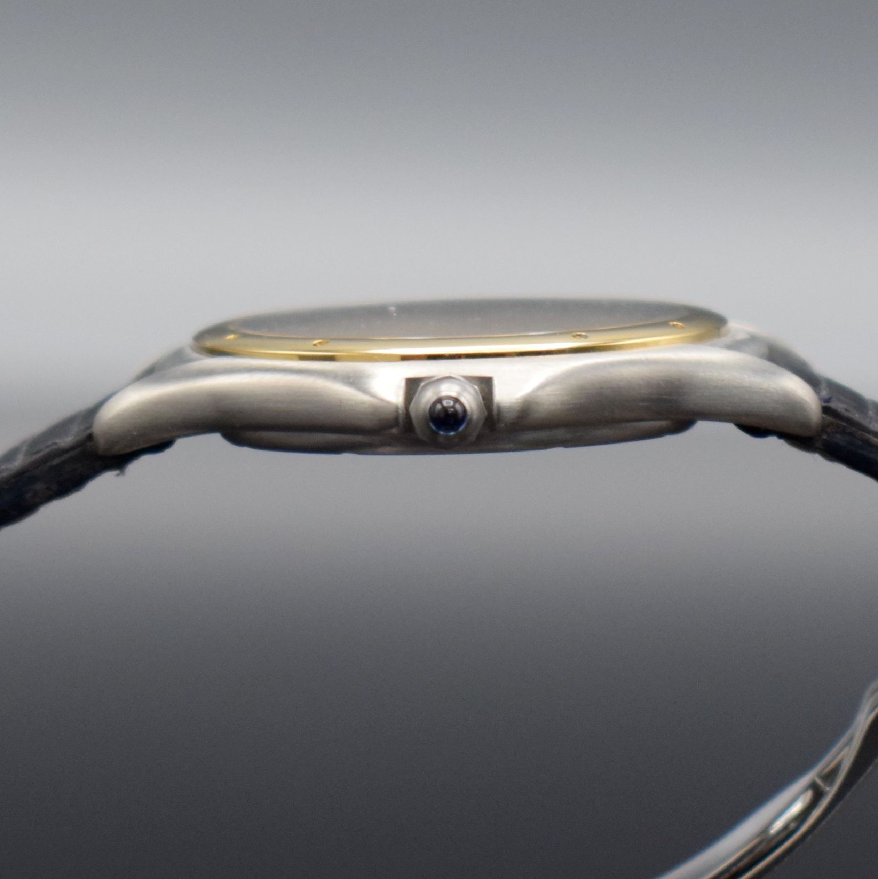 Detail f: CARTIER Cougar Armbanduhr in Stahl/Gold mit original Lederband & Faltschließe, Schweiz um 1990, quarz, satiniertes Geh., pol. Gold- Lünette, Boden ...