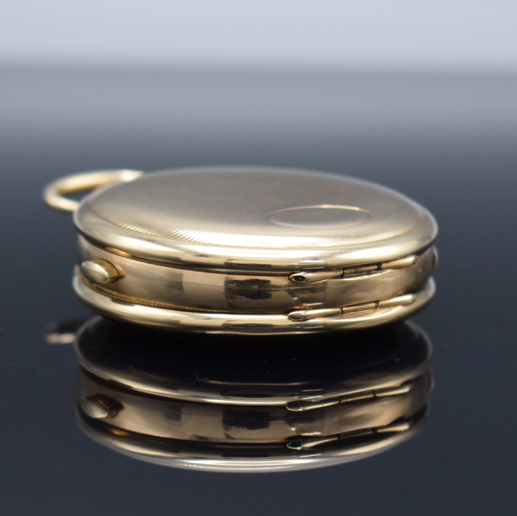 Detail l: Schwere Herrensavonette mit 1/4-Repetition, Vollkalender & Chronograph und prominentem Vorbesitzer in GG 585/000, Schweiz um 1900, Strahlen-guill. ...