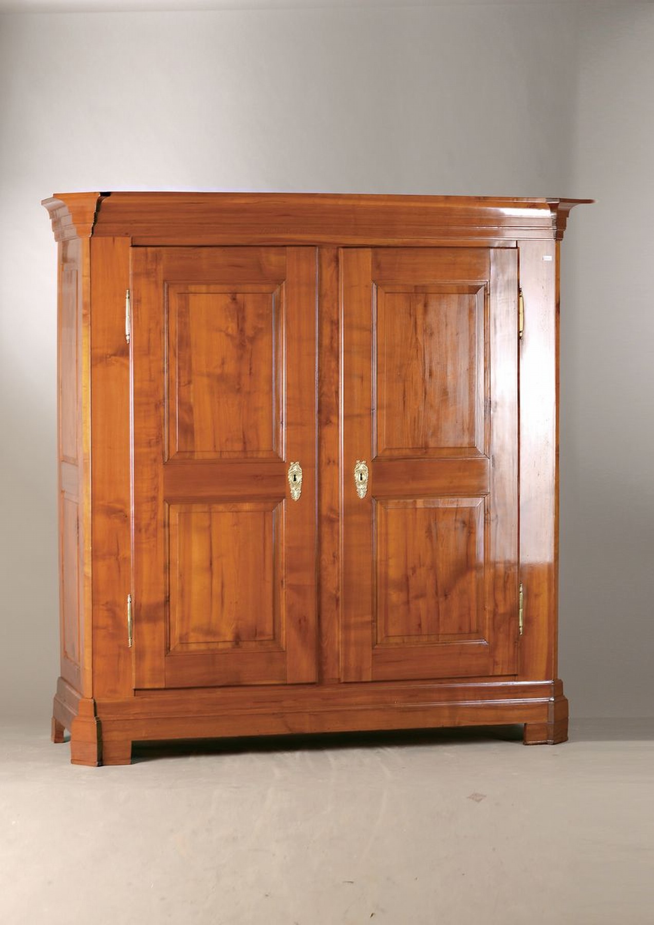 Großer Dielen-/Kleiderschrank, Raum Bodensee, um 1780/1800, Kirschbaum massiv, auf Rahmen gearbeitet, Schellack poliert, mit Inneneinrichtung, ...