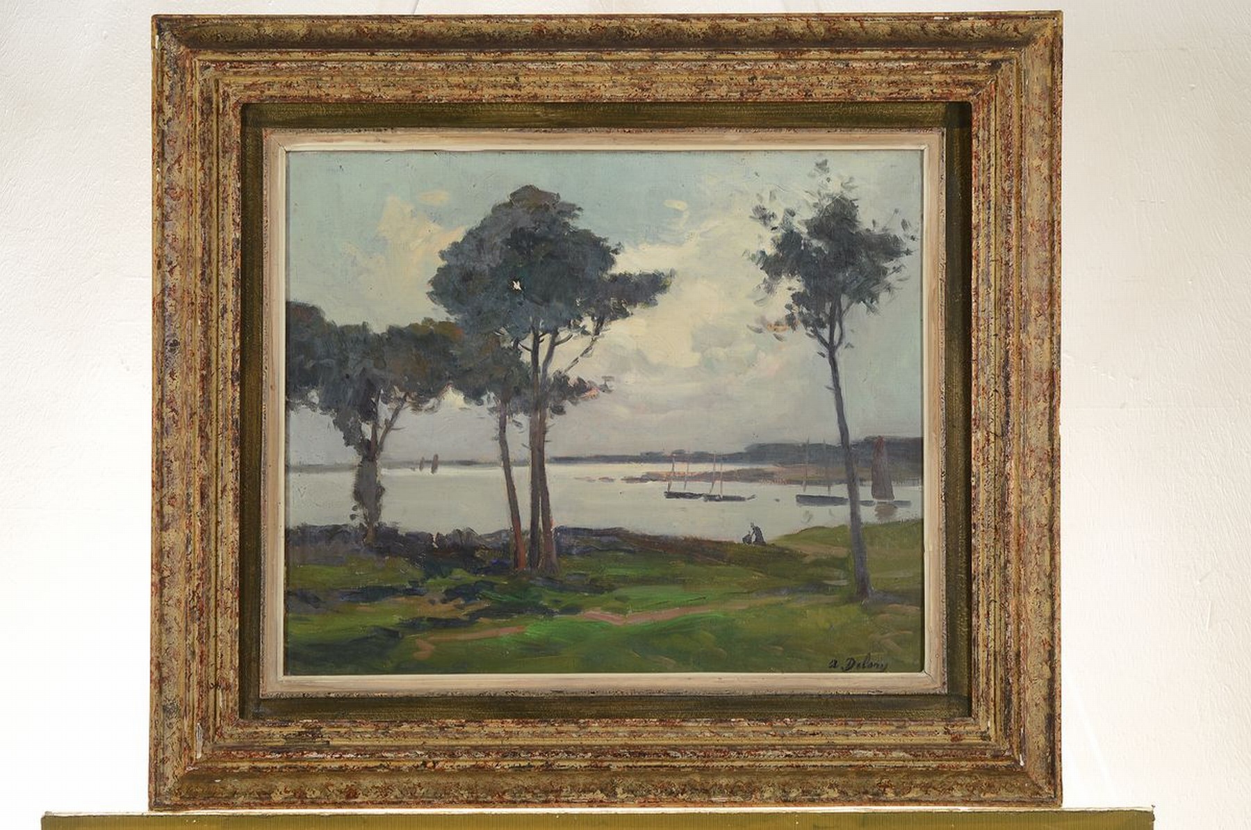 Detail k: A. Delong, französischer Künstler, um 1900, Landschaft an der Küste, Uferweg unter Pinien, grüner und dunkelgrüner Grasbewuchs, silbergrauer ...
