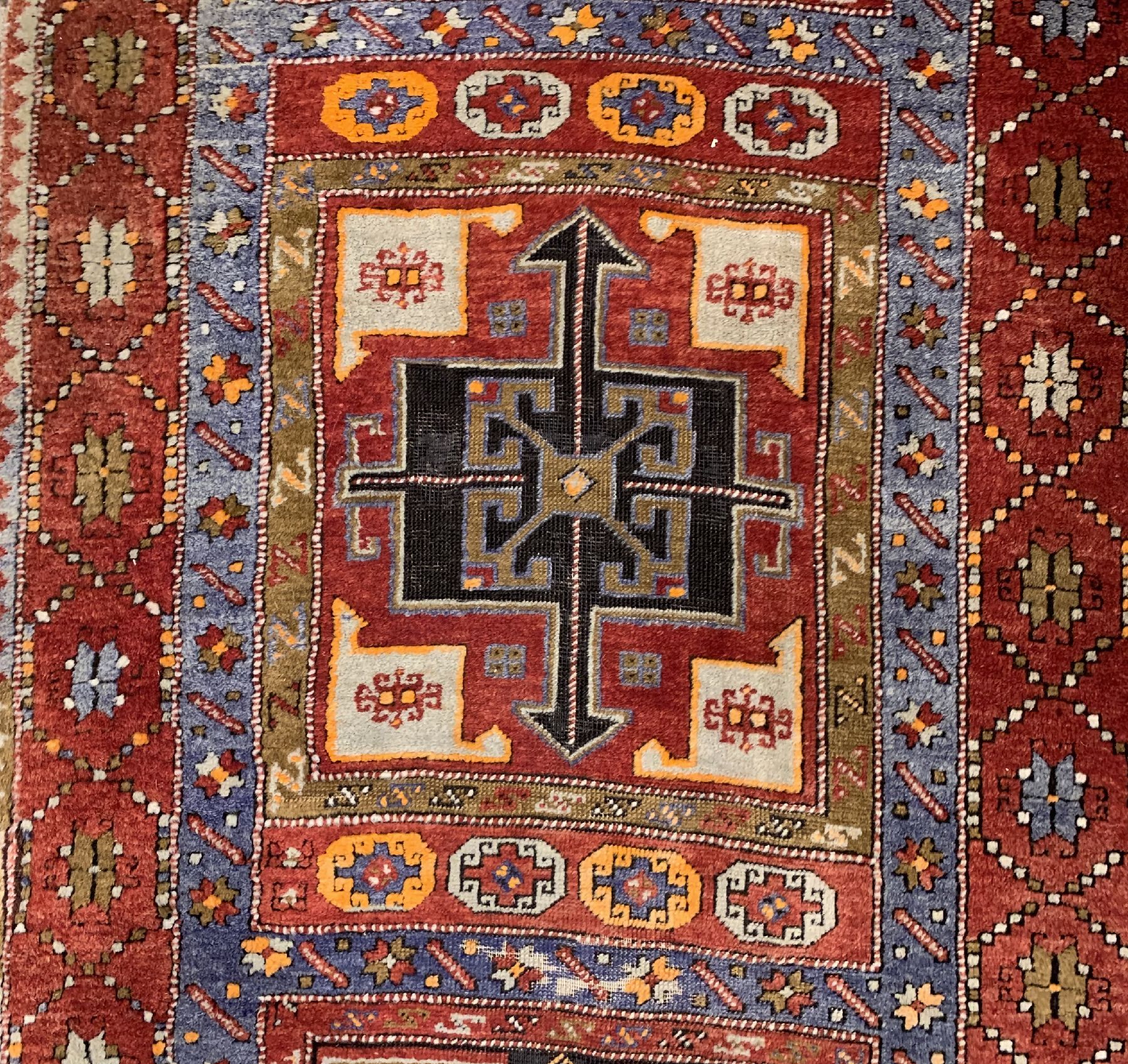 Detail b: Antiker Türkischer Dorfteppich, Türkei, um 1910, Wollle geknüpft auf Wolle, ca. 450 x 100cm, EHZ: 3(Altersbedingt guter Zustand).