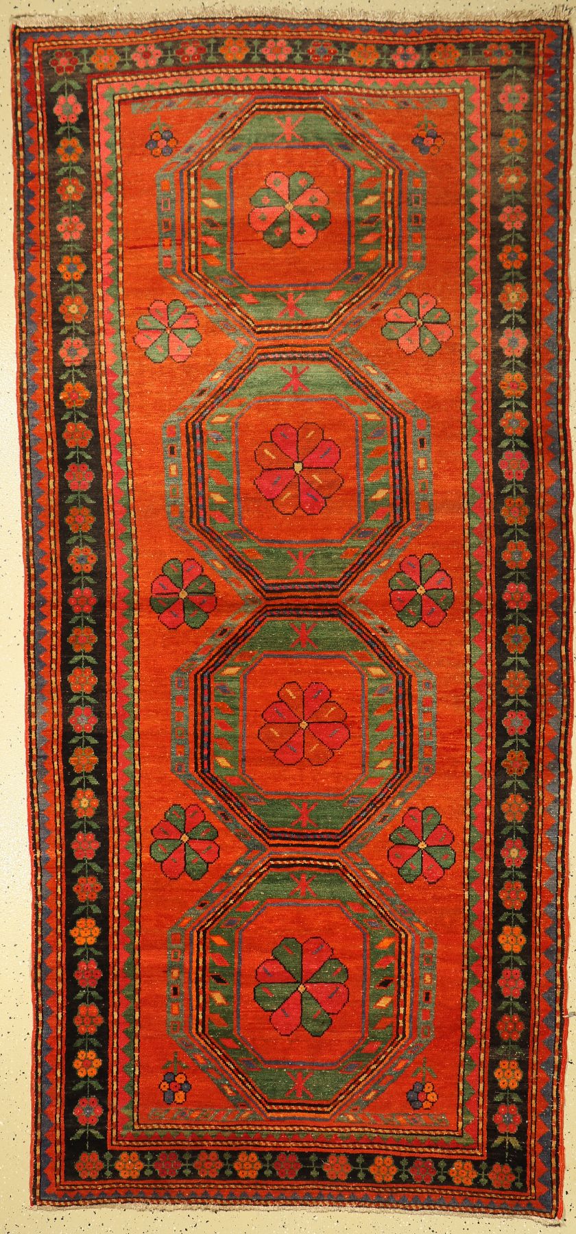 Kazak alt, Kaukasus, um 1950, Wolle auf Baumwolle, ca. 270 x 127 cm, EHZ: 2-3