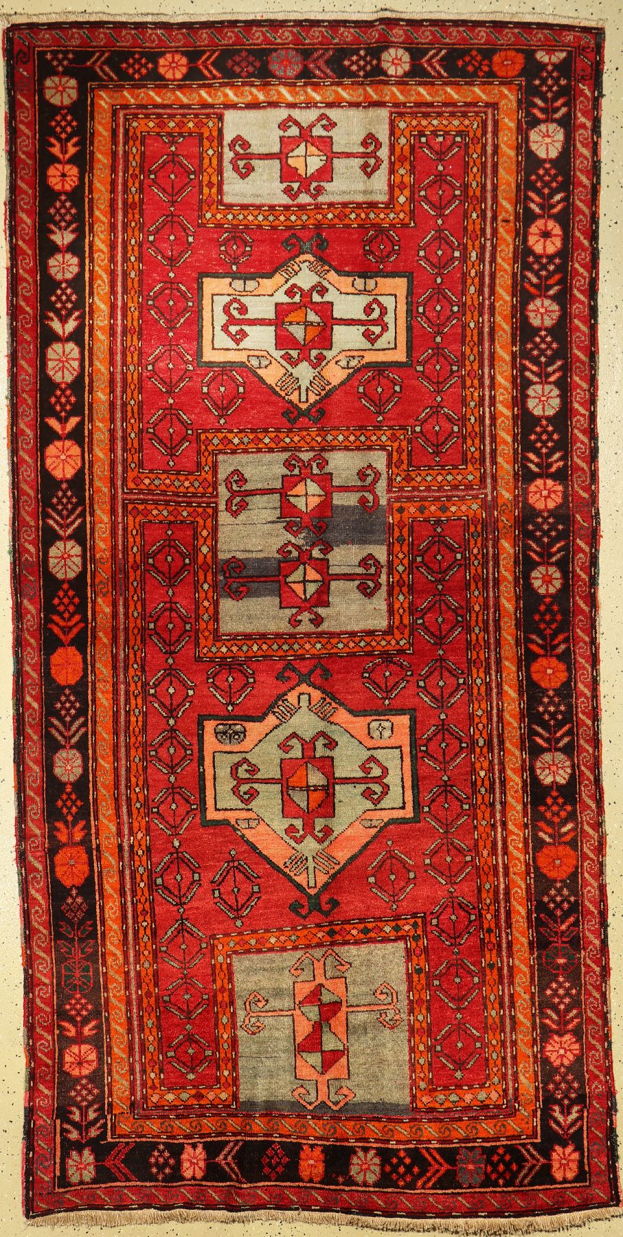 Kazak alt, Kaukasus, um 1960, Wolle auf Baumwolle, ca. 253 x 126 cm, EHZ: 3