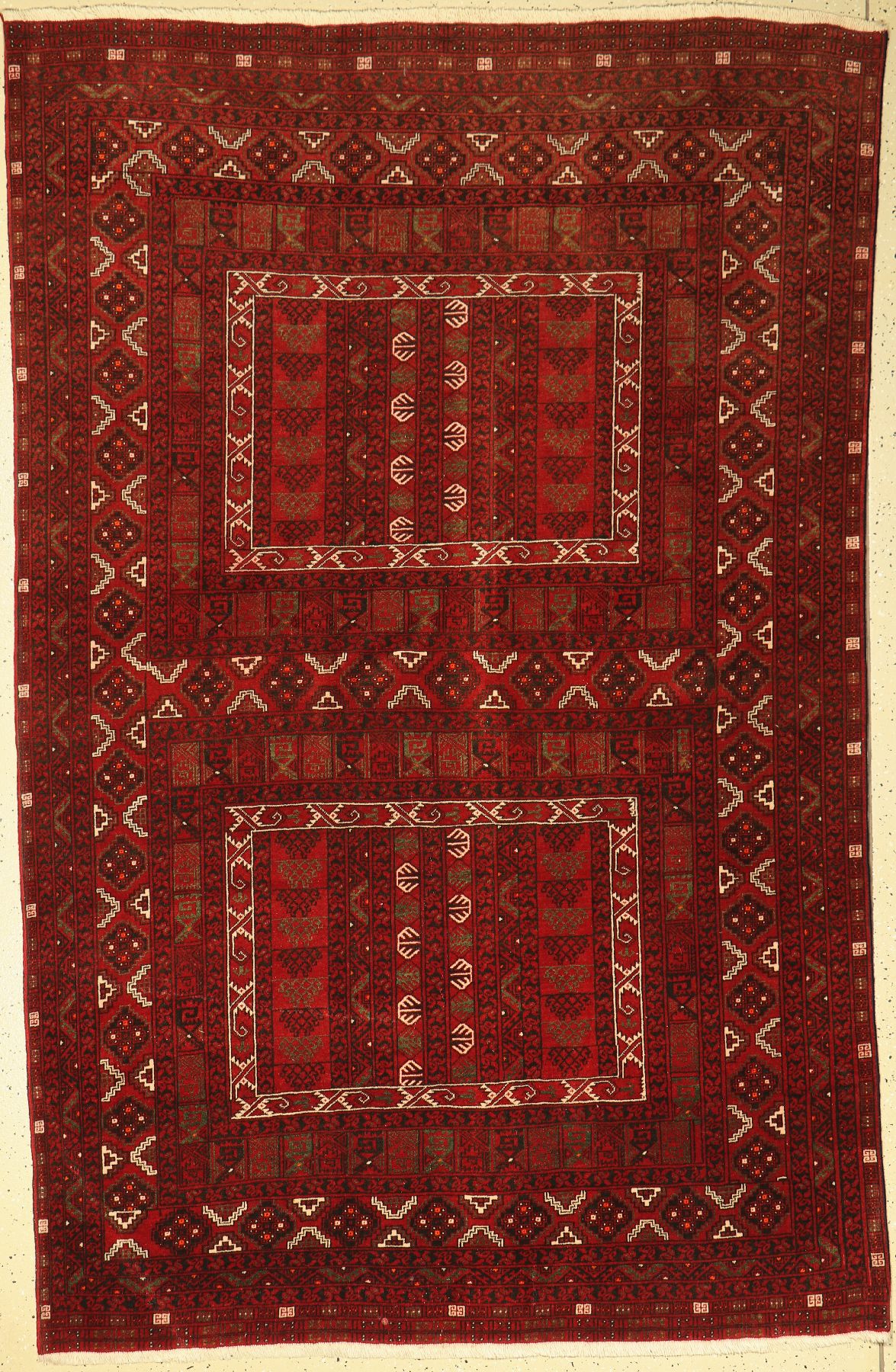 Engsi alt, Afghanistan, ca. 60 Jahre, Wolleauf Wolle, ca. 233 x 153 cm, EHZ: 2-3