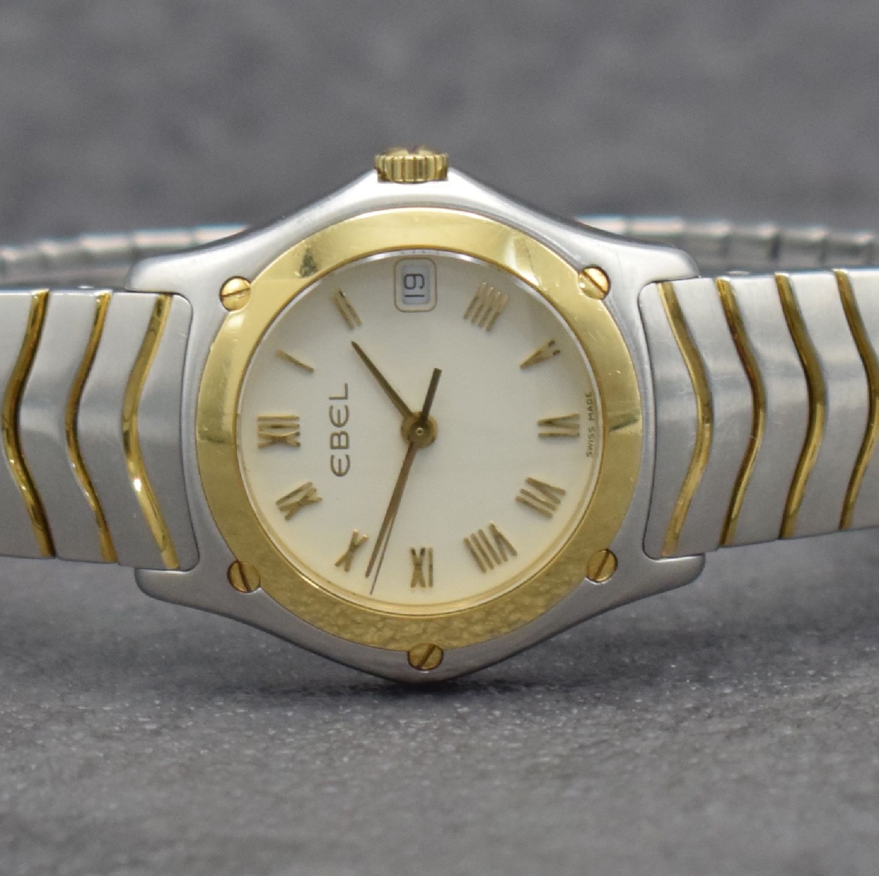 Detail a: EBEL Sport Classique Damenarmbanduhr, Schweiz um 2005, quarz, Edelstahlgeh. mit Goldlünette, Gliederband m. dopp. Faltschl., cremefarb. Zifferbl. m. ...