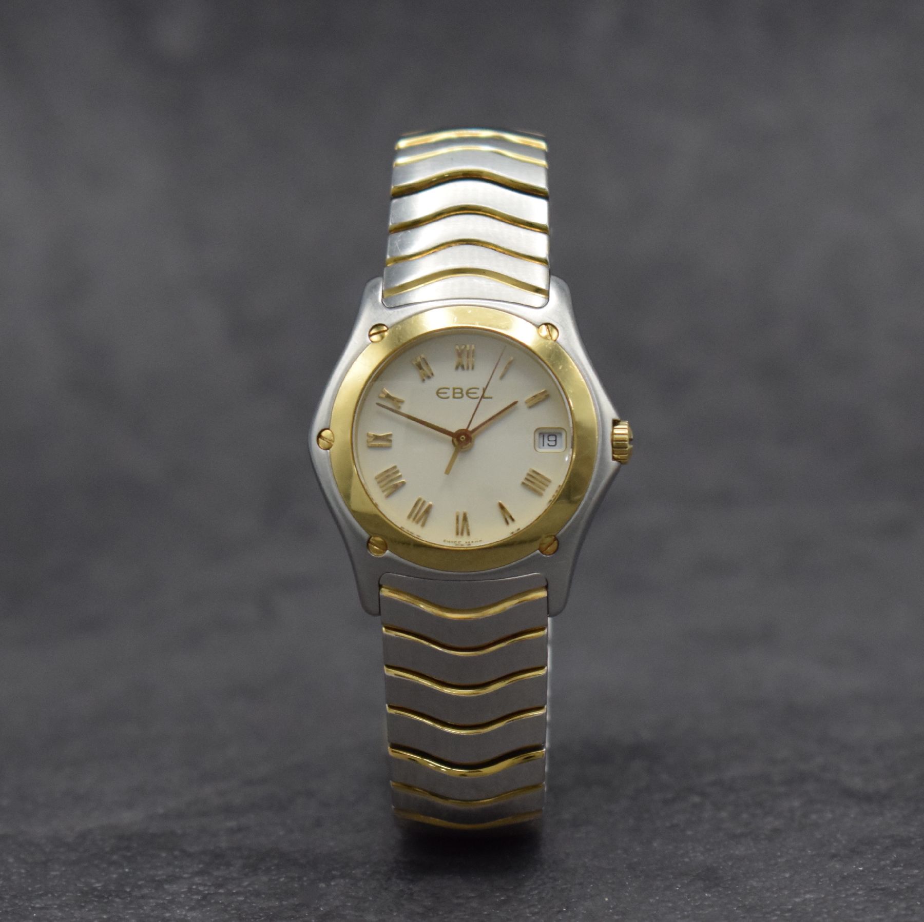 Detail b: EBEL Sport Classique Damenarmbanduhr, Schweiz um 2005, quarz, Edelstahlgeh. mit Goldlünette, Gliederband m. dopp. Faltschl., cremefarb. Zifferbl. m. ...