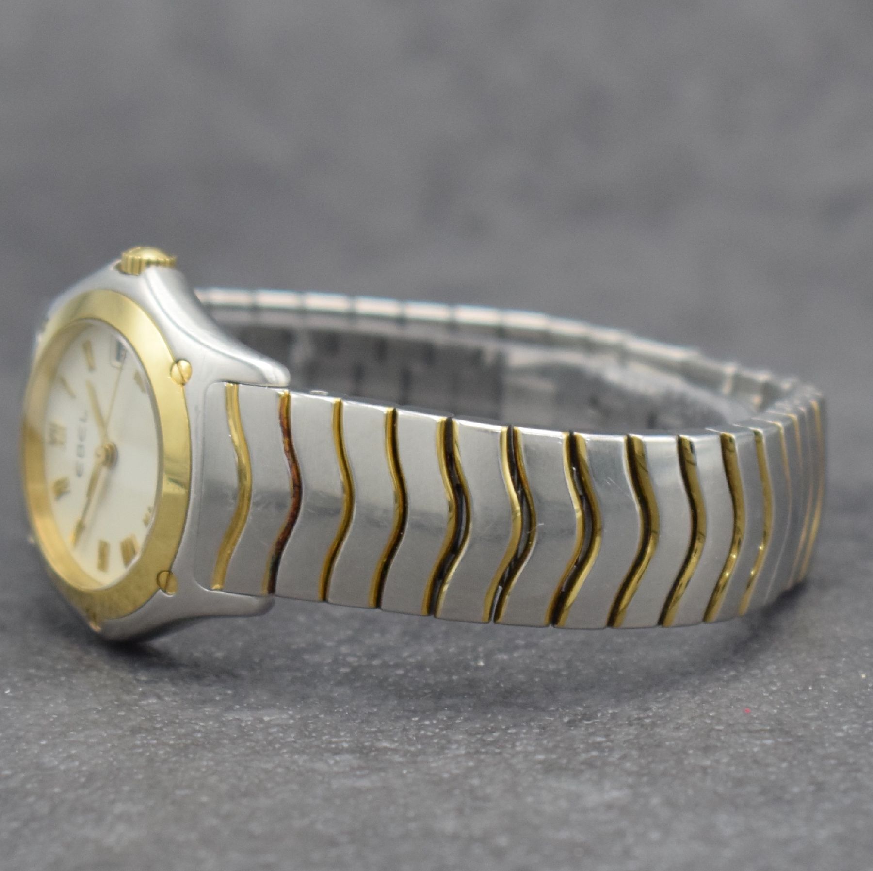Detail d: EBEL Sport Classique Damenarmbanduhr, Schweiz um 2005, quarz, Edelstahlgeh. mit Goldlünette, Gliederband m. dopp. Faltschl., cremefarb. Zifferbl. m. ...