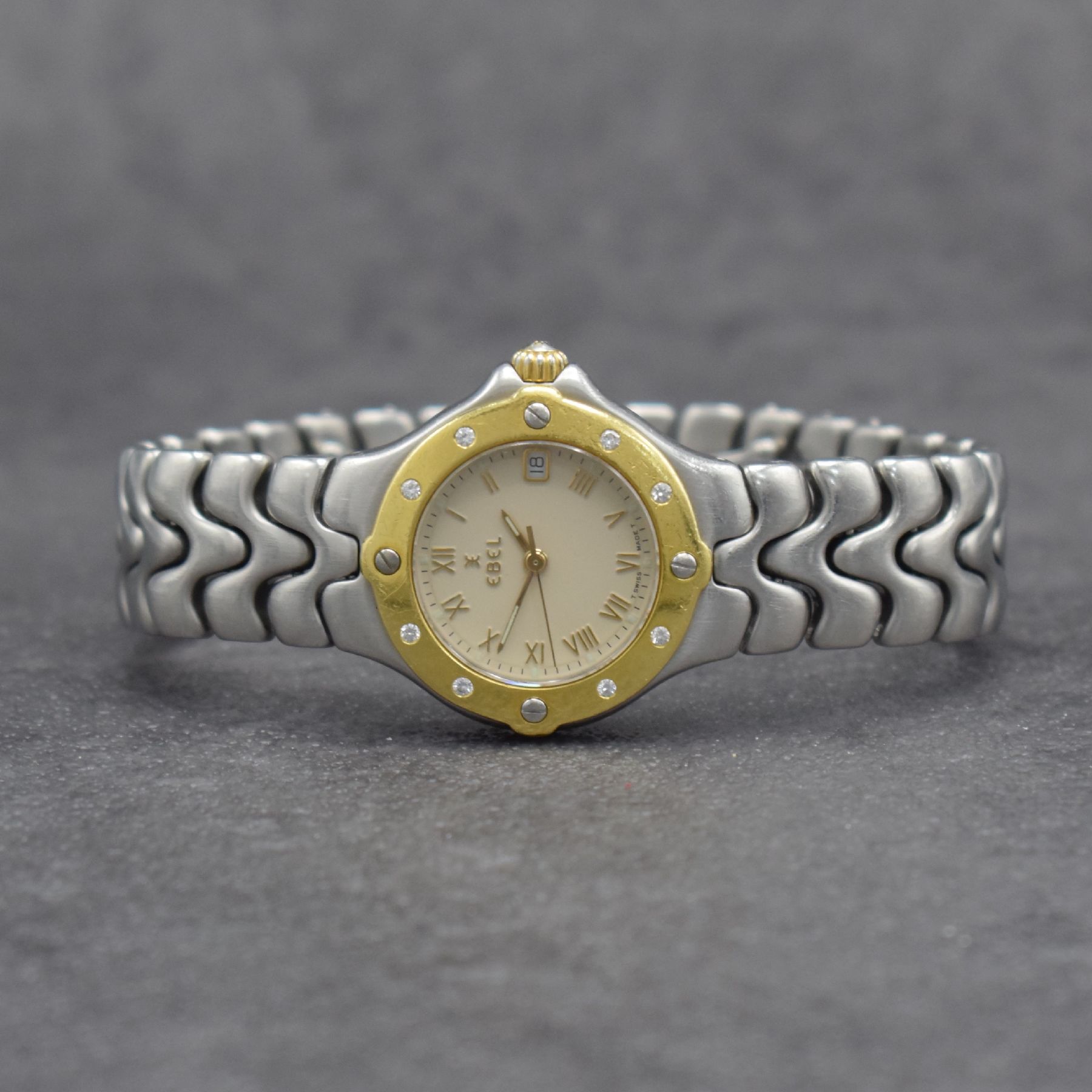 EBEL Sportwave Damenarmbanduhr, Schweiz um 1990, quarz, Edelstahlgeh. m. GG Lünette, Gliederband m. dopp. Faltschl., Lünette auf Kundenwunsch m. ...
