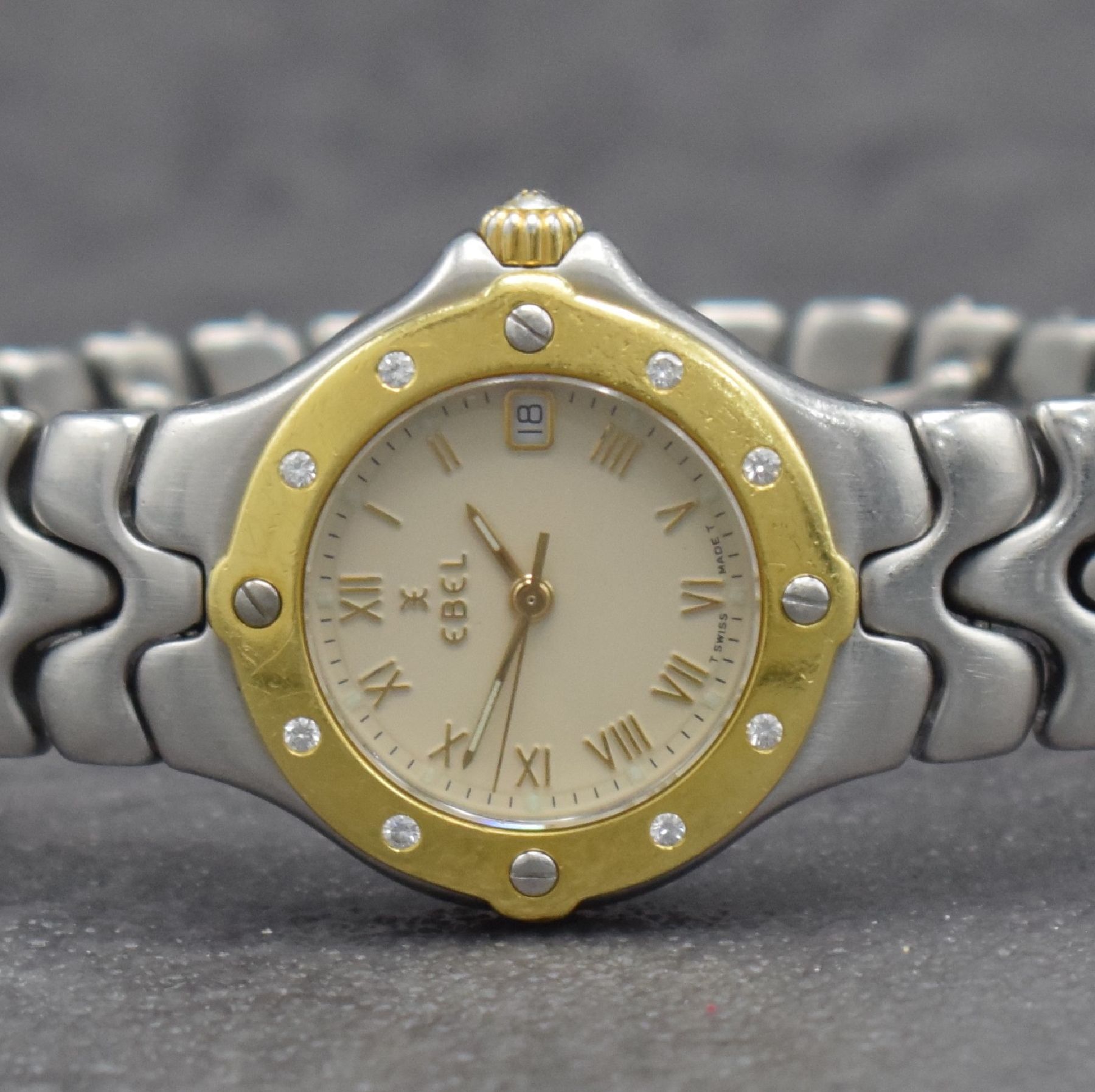 Detail a: EBEL Sportwave Damenarmbanduhr, Schweiz um 1990, quarz, Edelstahlgeh. m. GG Lünette, Gliederband m. dopp. Faltschl., Lünette auf Kundenwunsch m. ...