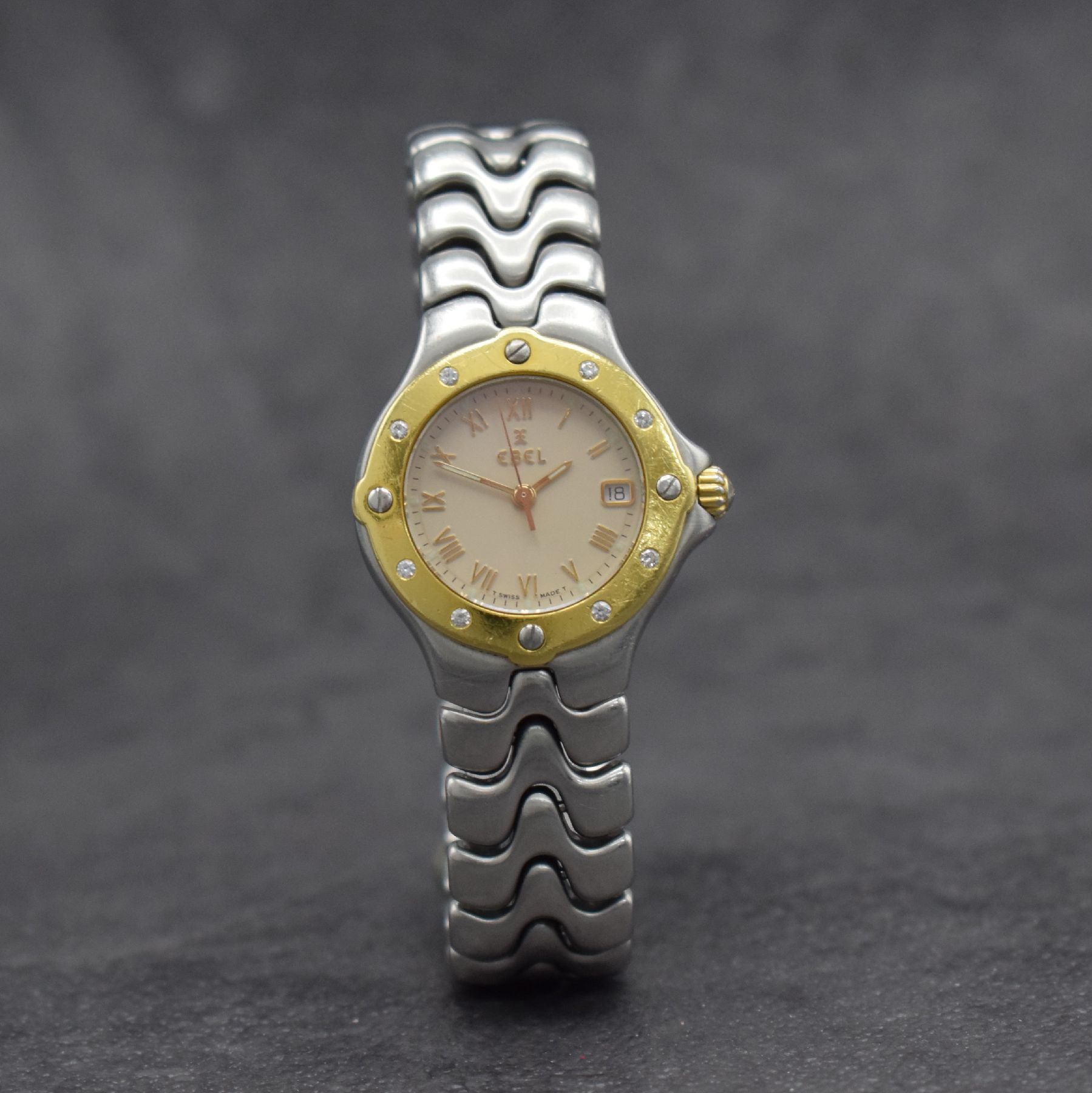 Detail b: EBEL Sportwave Damenarmbanduhr, Schweiz um 1990, quarz, Edelstahlgeh. m. GG Lünette, Gliederband m. dopp. Faltschl., Lünette auf Kundenwunsch m. ...