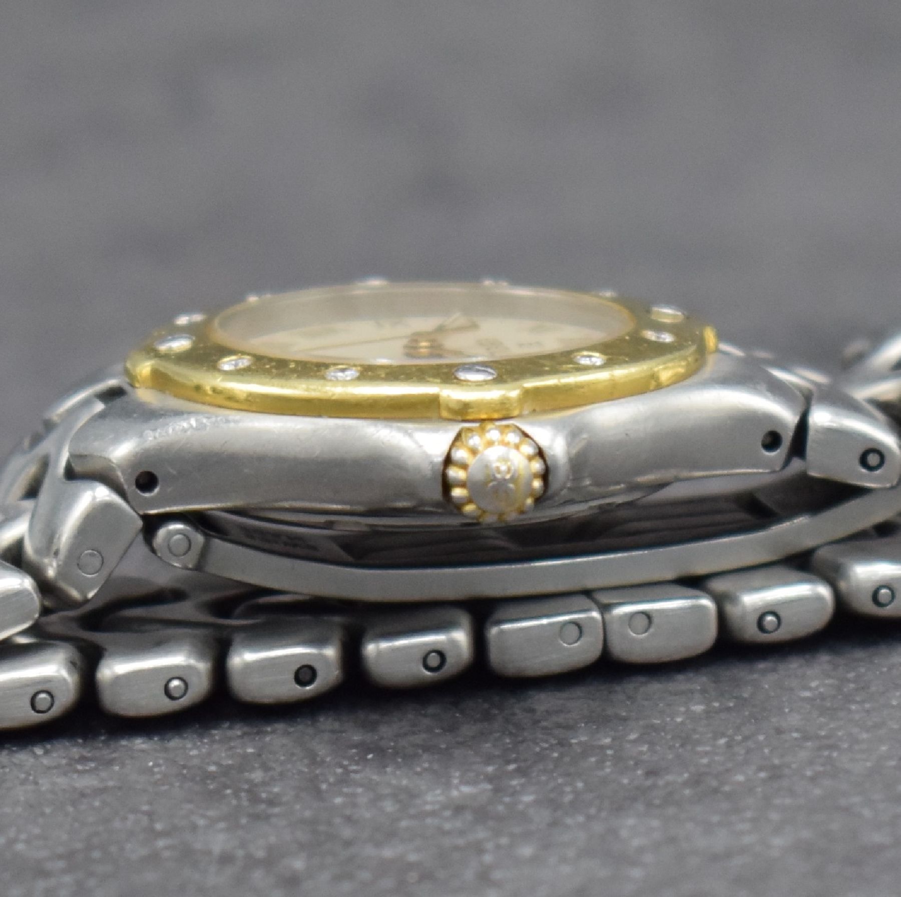 Detail e: EBEL Sportwave Damenarmbanduhr, Schweiz um 1990, quarz, Edelstahlgeh. m. GG Lünette, Gliederband m. dopp. Faltschl., Lünette auf Kundenwunsch m. ...