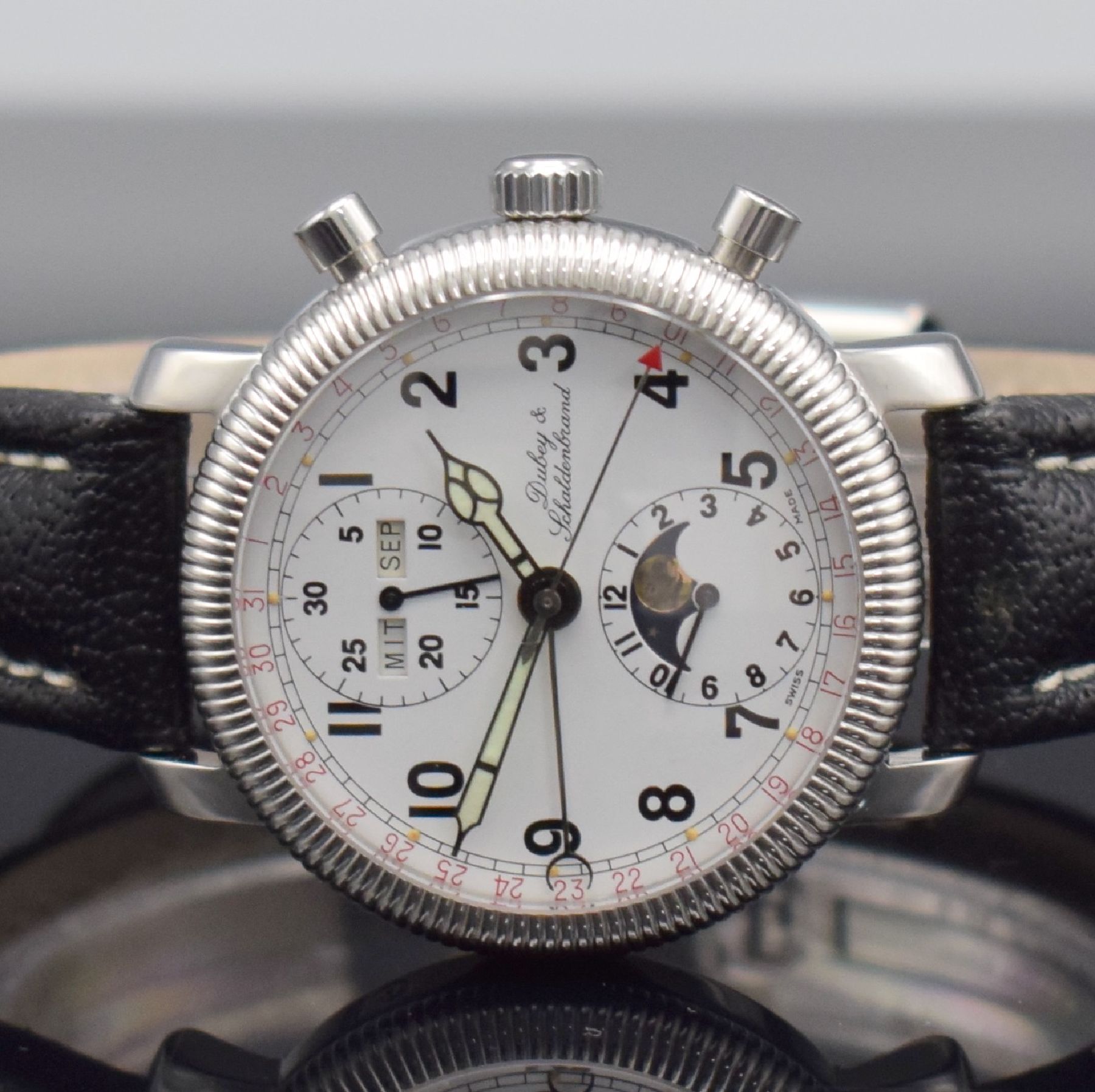 Detail a: DUBEY & SCHALDENBRAND Armbandchronograph mit Vollkalender in Stahl, Schweiz um 1995, Automatik, beids. vergl. Geh. m. Riffel- Lünette, weißes ...