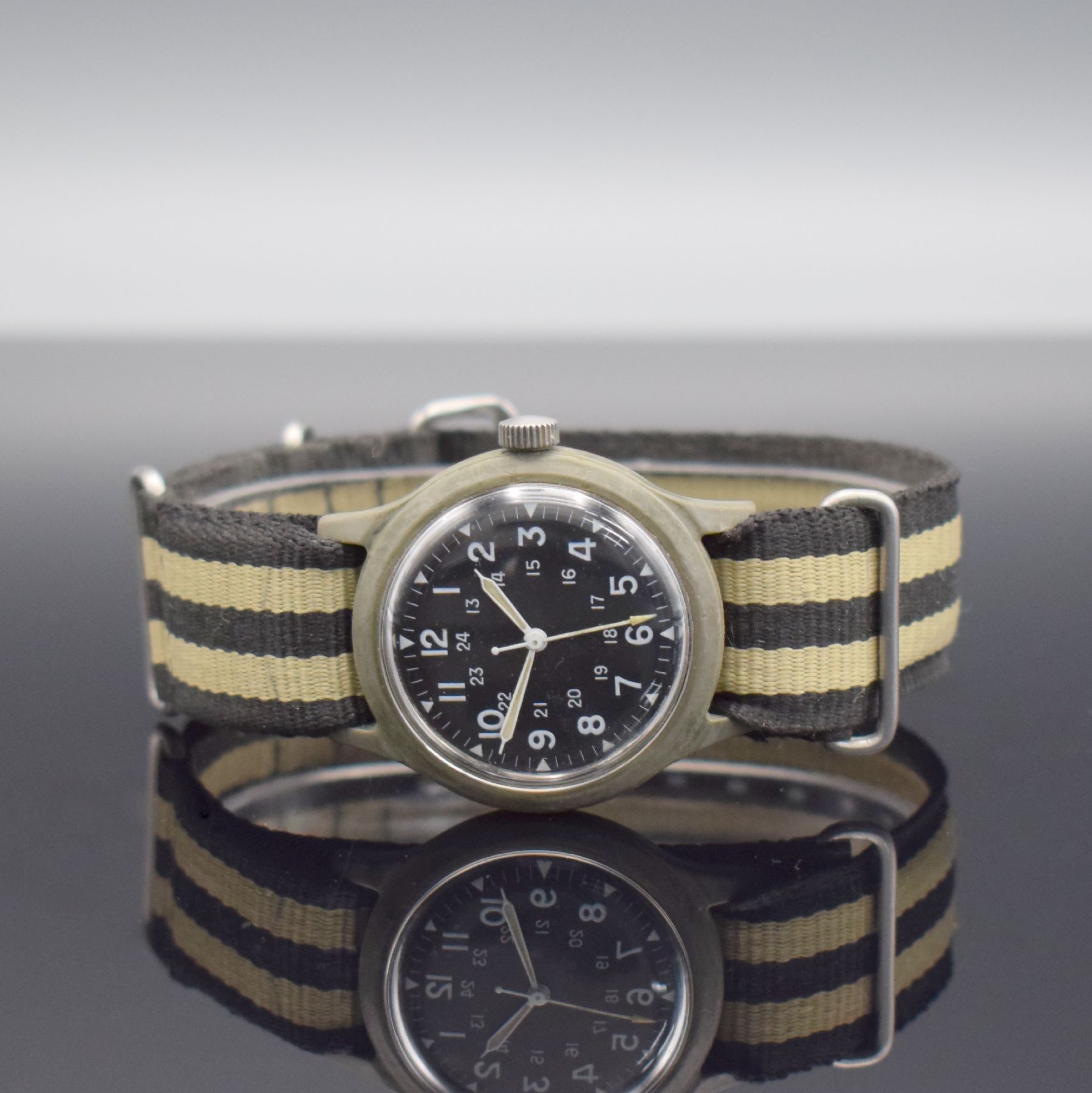 BENRUS Militär-Armbanduhr der USA, USA / Schweiz 1969, einschaliges Kunststoffgeh. Versorgungsnummer 6645-952-3767, schwarzes Zifferbl., weiße ...
