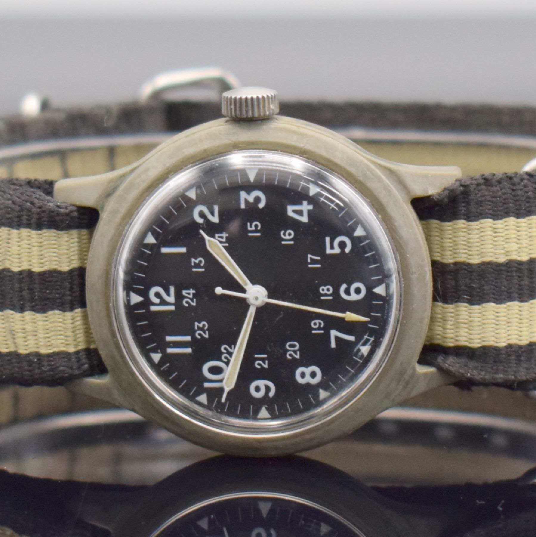 Detail a: BENRUS Militär-Armbanduhr der USA, USA / Schweiz 1969, einschaliges Kunststoffgeh. Versorgungsnummer 6645-952-3767, schwarzes Zifferbl., weiße ...