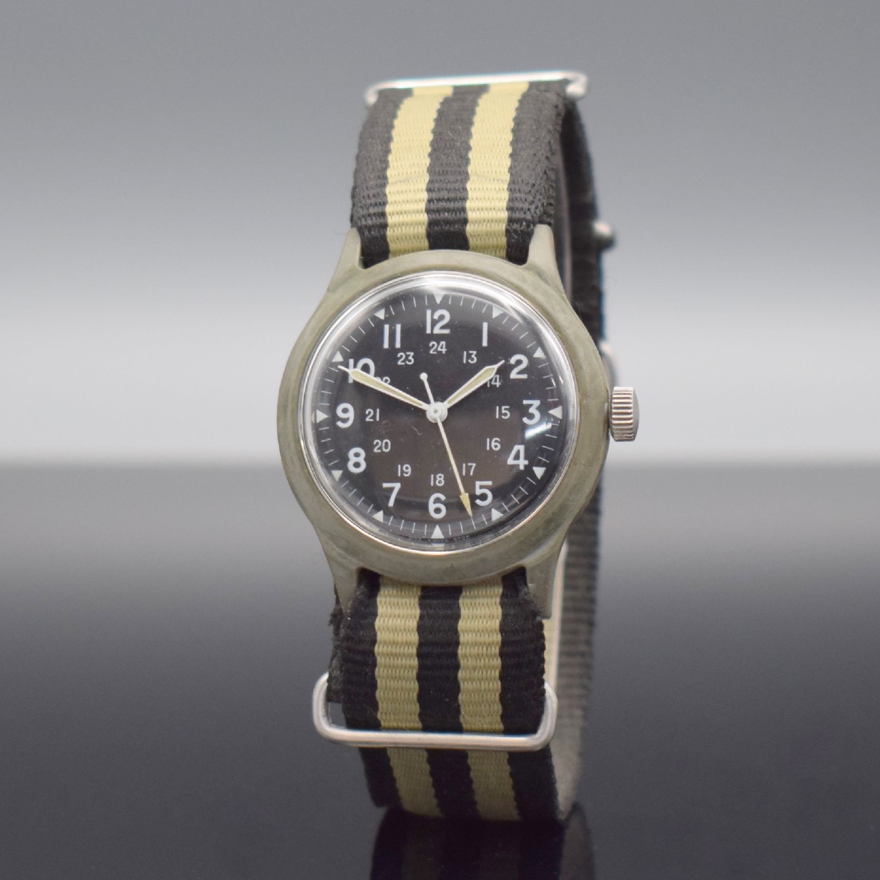 Detail b: BENRUS Militär-Armbanduhr der USA, USA / Schweiz 1969, einschaliges Kunststoffgeh. Versorgungsnummer 6645-952-3767, schwarzes Zifferbl., weiße ...