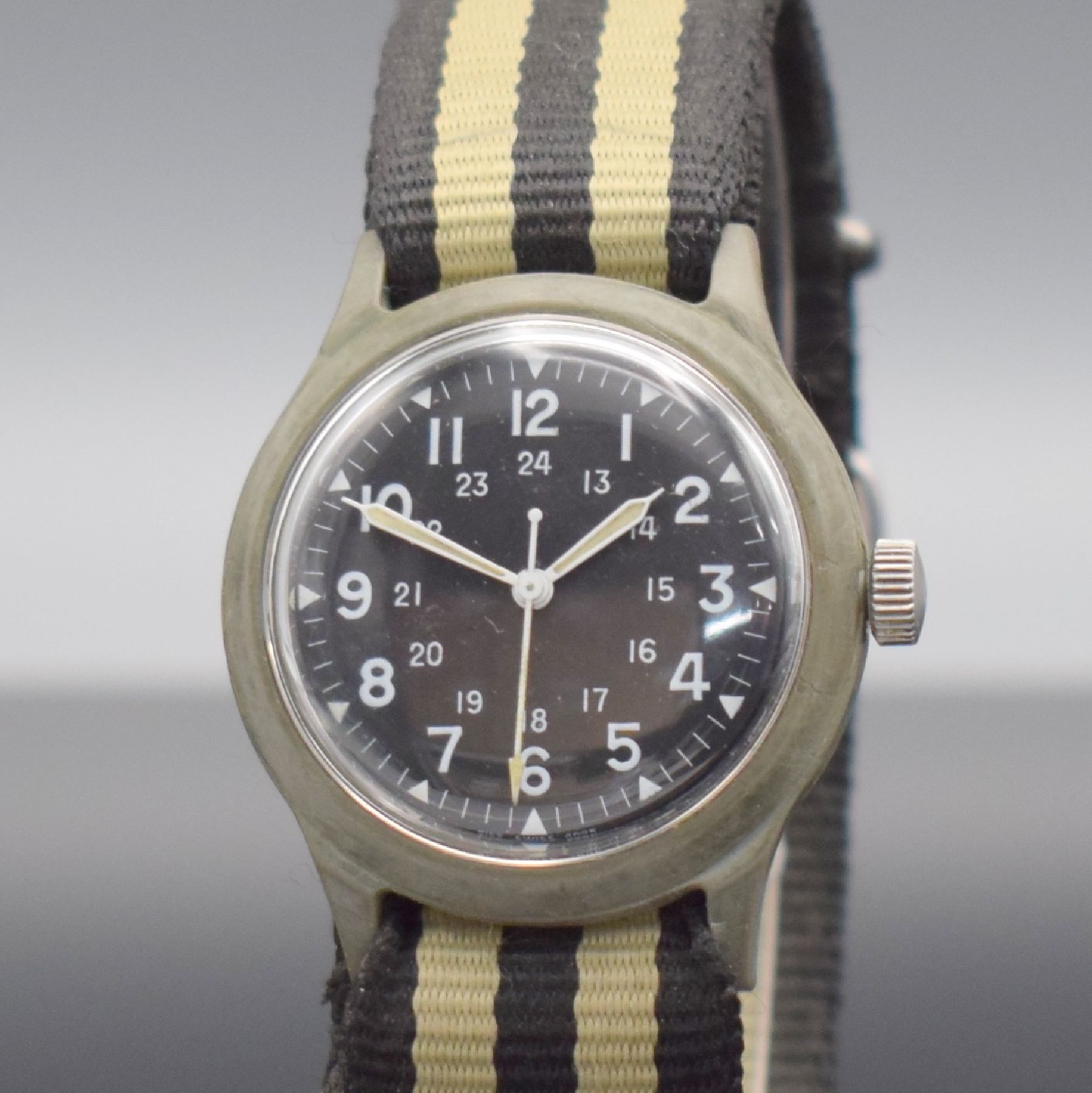 Detail c: BENRUS Militär-Armbanduhr der USA, USA / Schweiz 1969, einschaliges Kunststoffgeh. Versorgungsnummer 6645-952-3767, schwarzes Zifferbl., weiße ...