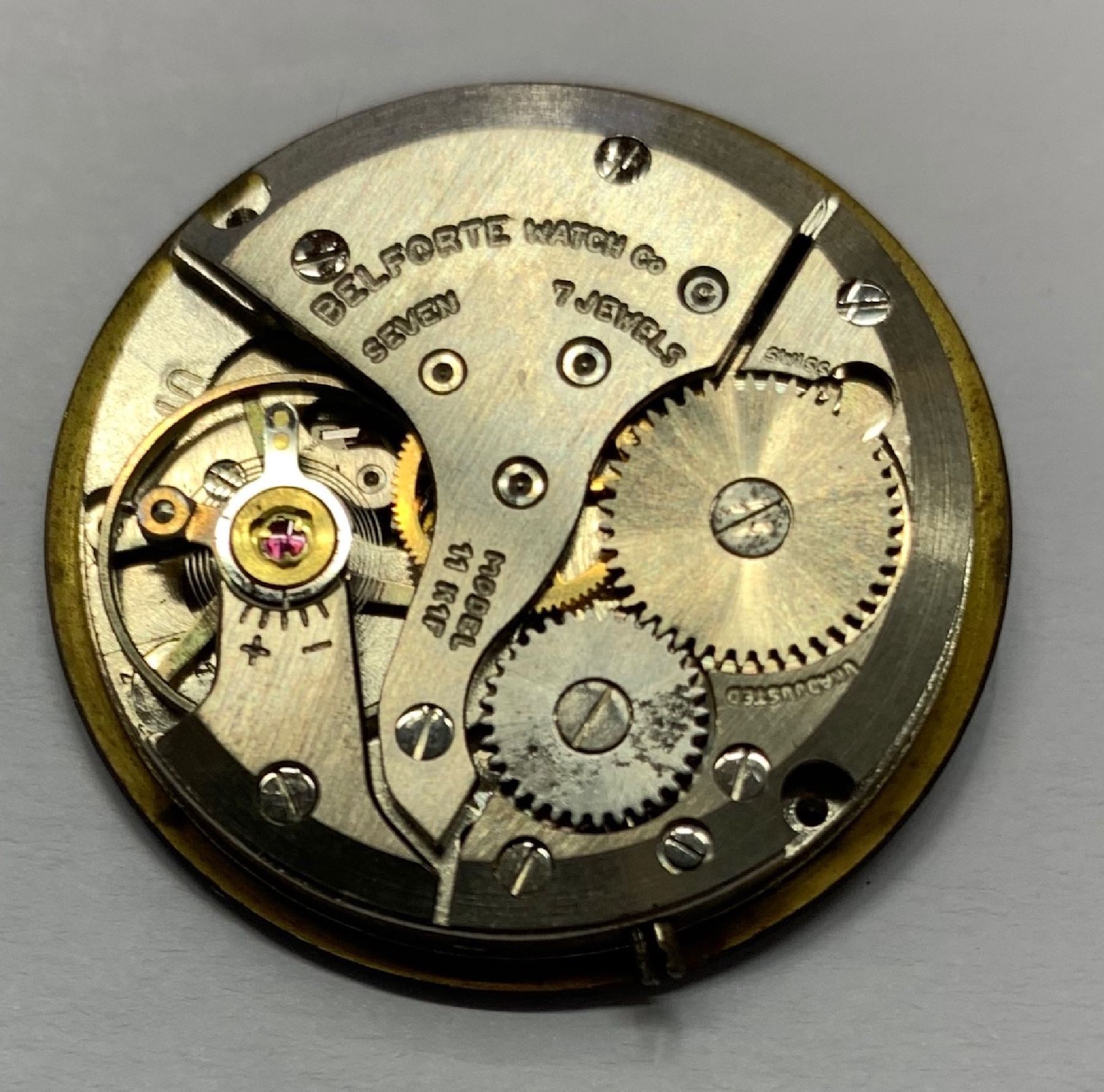 Detail e: BENRUS Militär-Armbanduhr der USA, USA / Schweiz 1969, einschaliges Kunststoffgeh. Versorgungsnummer 6645-952-3767, schwarzes Zifferbl., weiße ...