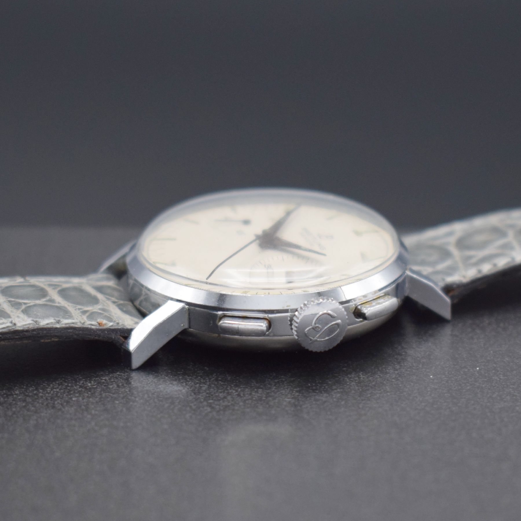 Detail d: BREITLING GENEVE Armbandchronograph Ref. 1199, Schweiz um 1965, Handaufzug, verchromtes Geh., gedr. Stahlboden, orig. Krone, silb. Zifferbl., ...