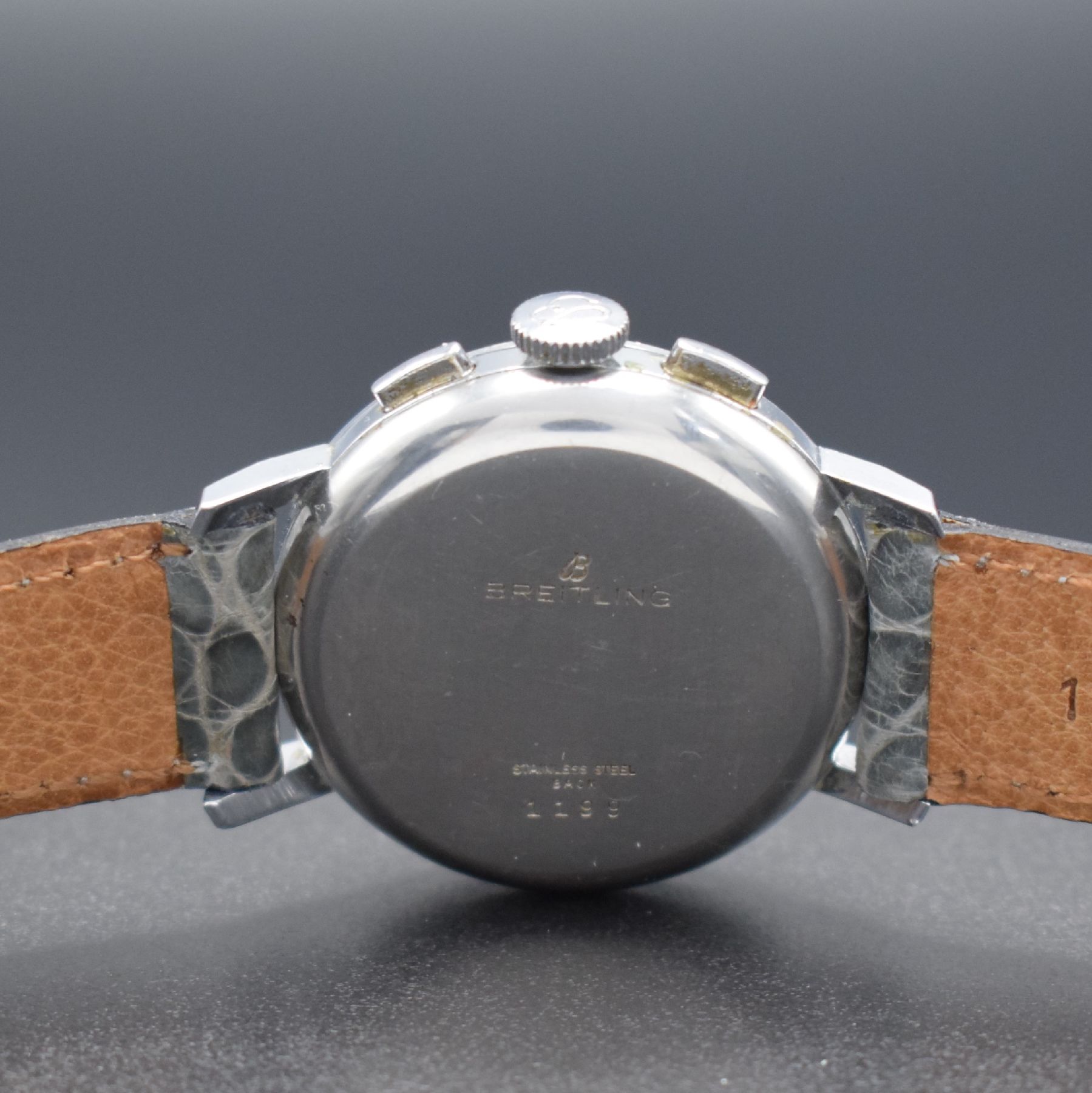 Detail e: BREITLING GENEVE Armbandchronograph Ref. 1199, Schweiz um 1965, Handaufzug, verchromtes Geh., gedr. Stahlboden, orig. Krone, silb. Zifferbl., ...