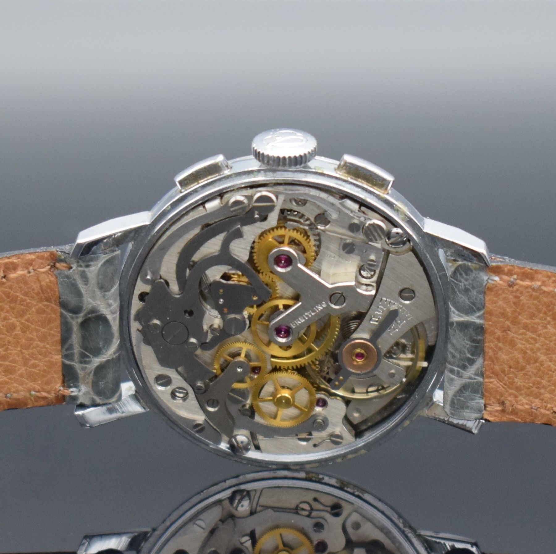 Detail f: BREITLING GENEVE Armbandchronograph Ref. 1199, Schweiz um 1965, Handaufzug, verchromtes Geh., gedr. Stahlboden, orig. Krone, silb. Zifferbl., ...