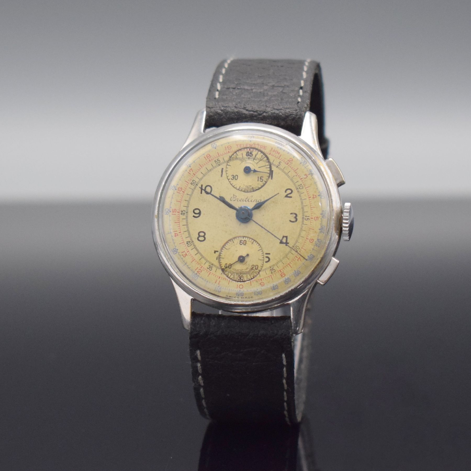 Detail b: BREITLING Venus 170 Armbandchronograph, Schweiz um 1940, Handaufzug, verchromtes Geh., gedr. Stahlboden, silb. Zifferbl. patiniert, rote Telemeter- & ...