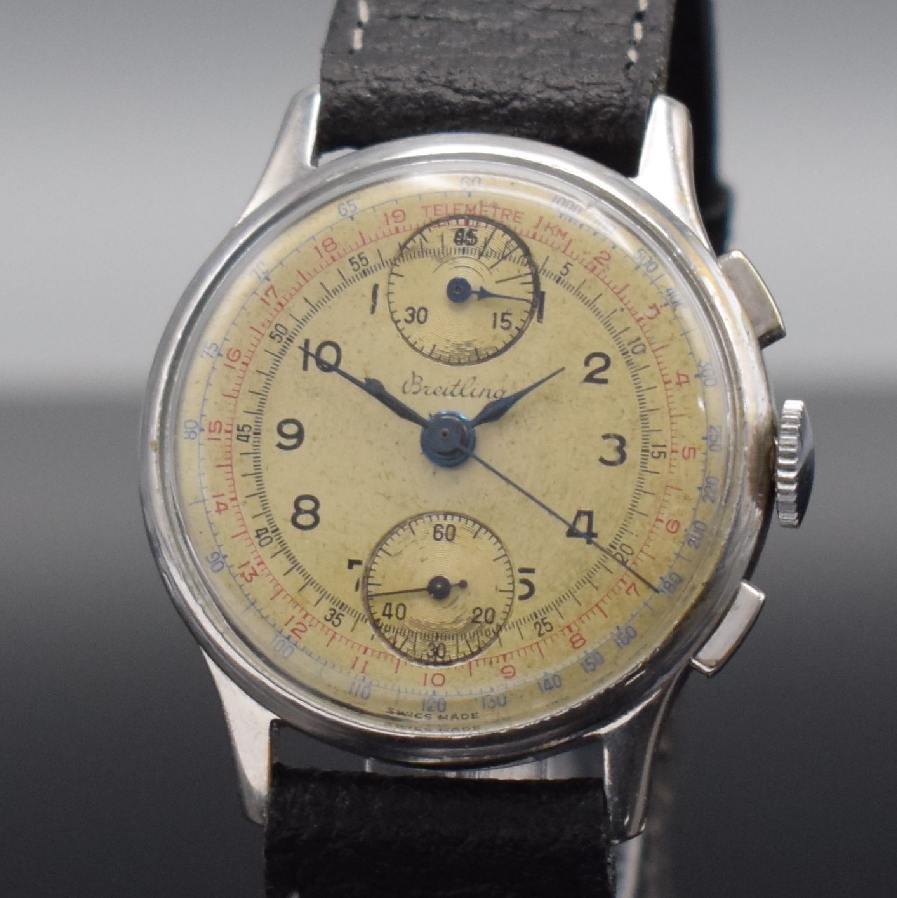Detail c: BREITLING Venus 170 Armbandchronograph, Schweiz um 1940, Handaufzug, verchromtes Geh., gedr. Stahlboden, silb. Zifferbl. patiniert, rote Telemeter- & ...