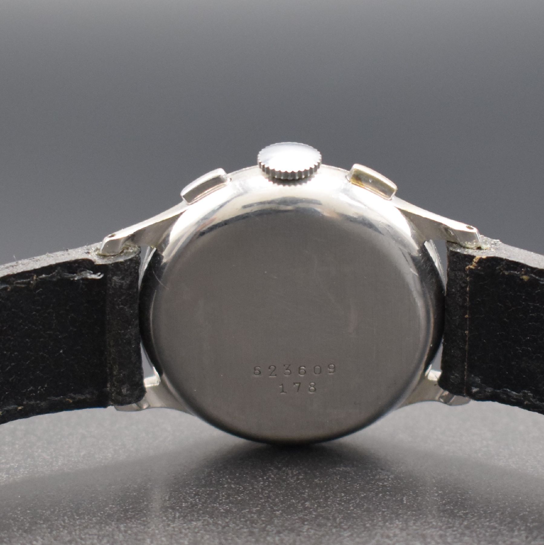 Detail d: BREITLING Venus 170 Armbandchronograph, Schweiz um 1940, Handaufzug, verchromtes Geh., gedr. Stahlboden, silb. Zifferbl. patiniert, rote Telemeter- & ...