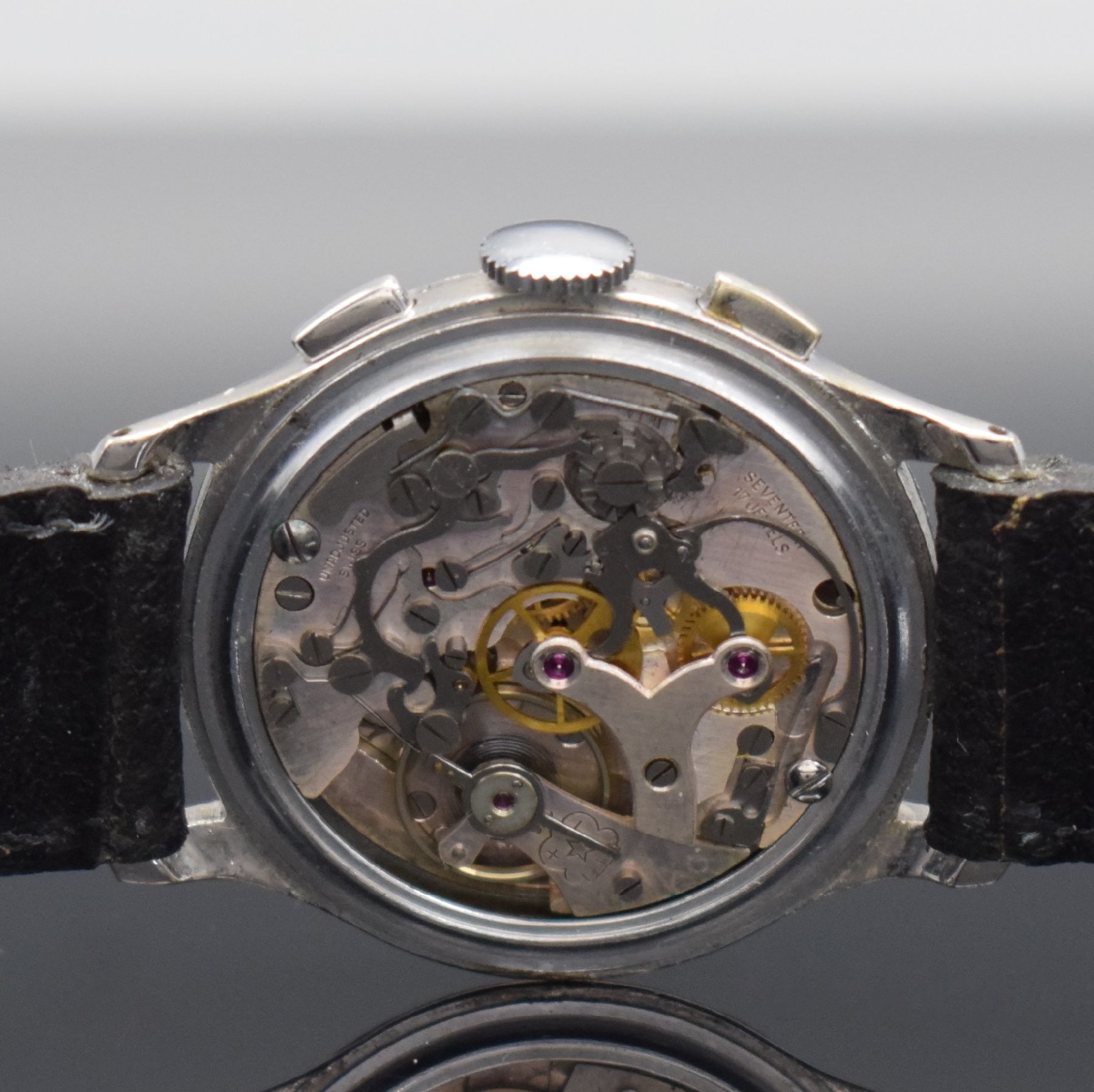 Detail e: BREITLING Venus 170 Armbandchronograph, Schweiz um 1940, Handaufzug, verchromtes Geh., gedr. Stahlboden, silb. Zifferbl. patiniert, rote Telemeter- & ...
