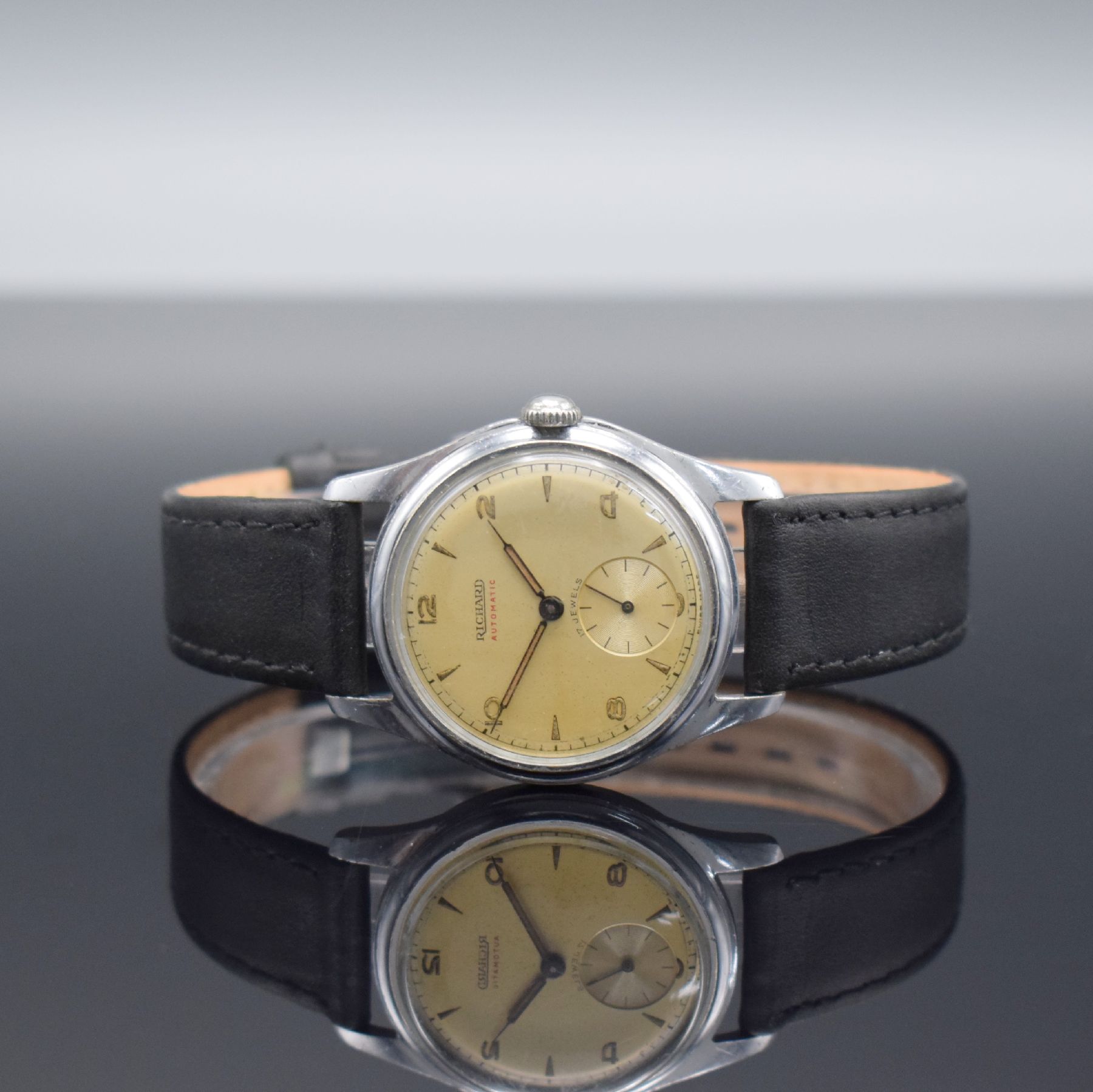 RICHARD Herrenarmbanduhr mit Hammerautomatik, Schweiz um 1940, Automatik, verchromtes Geh., verschr. Stahlboden, silb. Zifferbl. pat., arab. ...