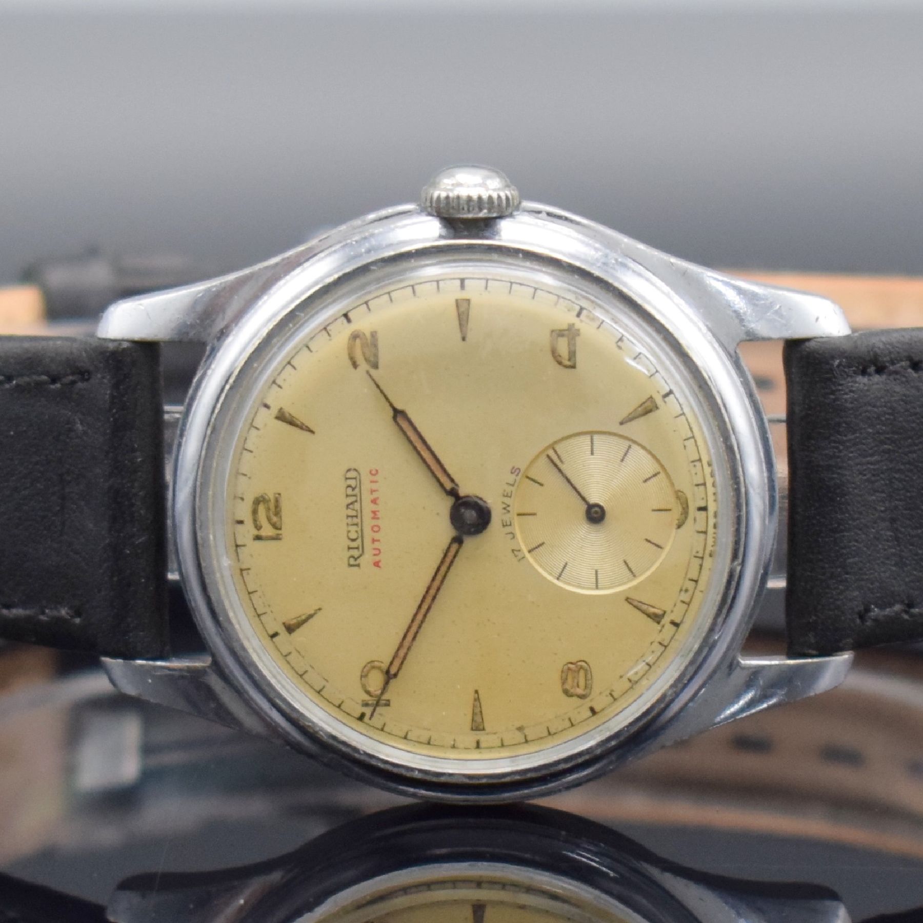 Detail a: RICHARD Herrenarmbanduhr mit Hammerautomatik, Schweiz um 1940, Automatik, verchromtes Geh., verschr. Stahlboden, silb. Zifferbl. pat., arab. ...