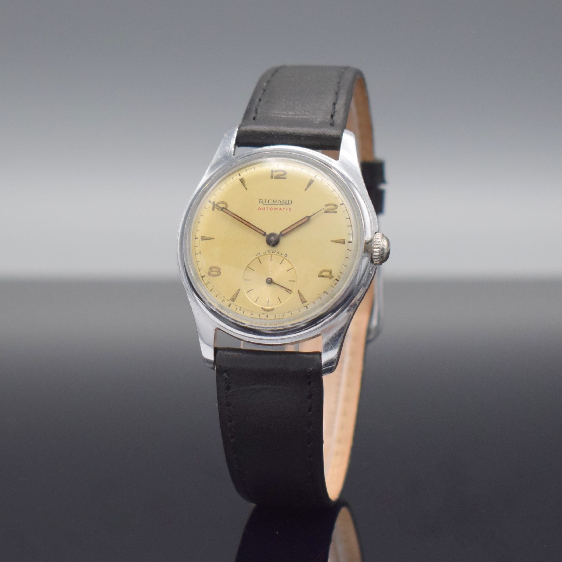 Detail b: RICHARD Herrenarmbanduhr mit Hammerautomatik, Schweiz um 1940, Automatik, verchromtes Geh., verschr. Stahlboden, silb. Zifferbl. pat., arab. ...