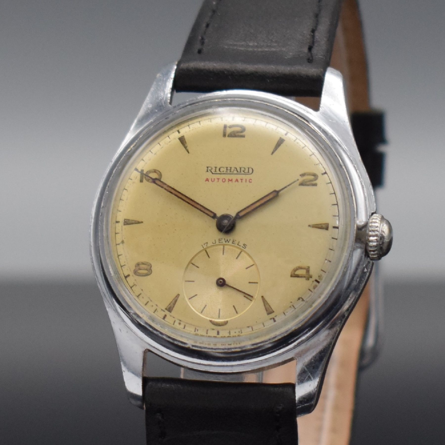 Detail c: RICHARD Herrenarmbanduhr mit Hammerautomatik, Schweiz um 1940, Automatik, verchromtes Geh., verschr. Stahlboden, silb. Zifferbl. pat., arab. ...
