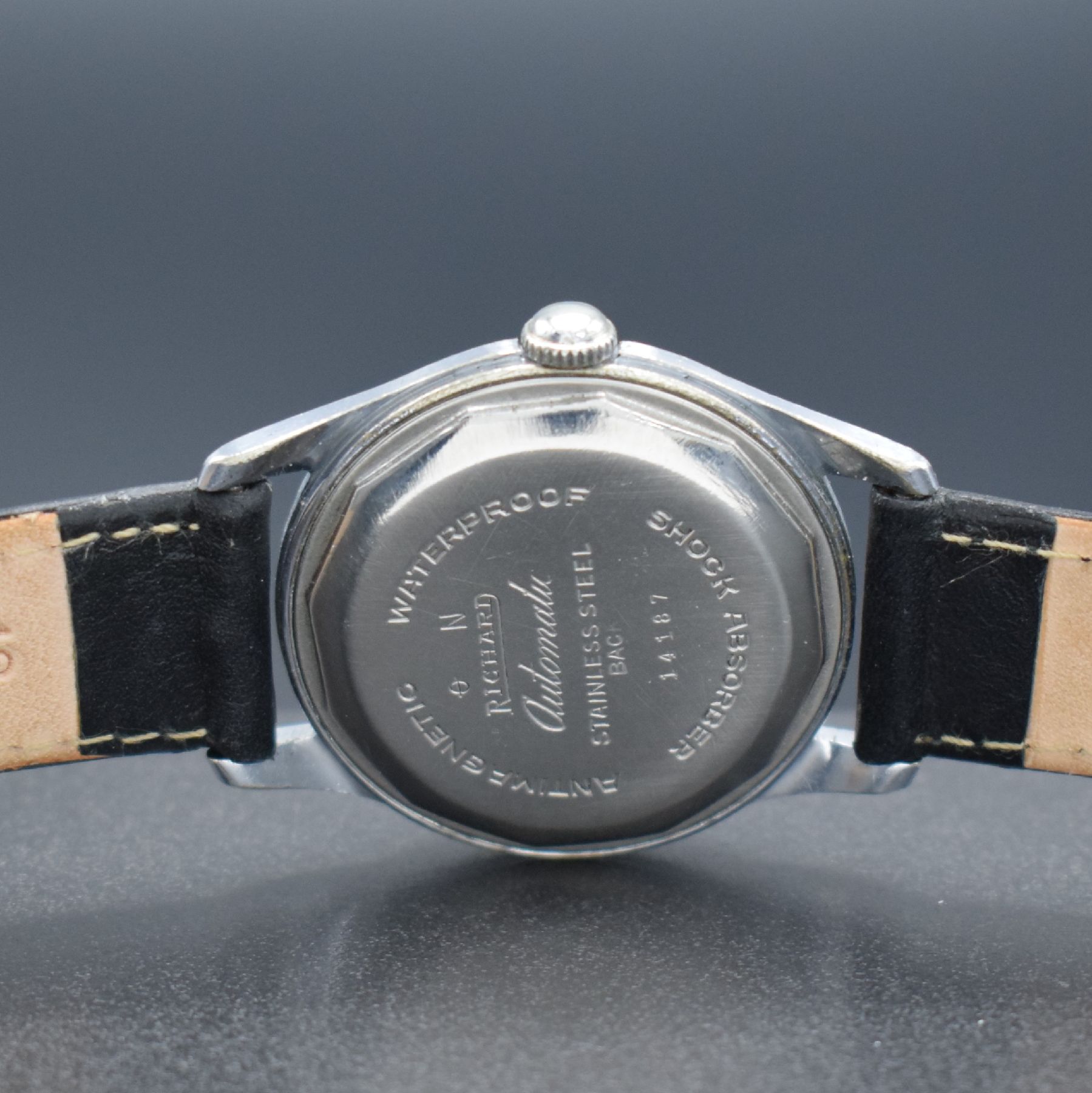 Detail d: RICHARD Herrenarmbanduhr mit Hammerautomatik, Schweiz um 1940, Automatik, verchromtes Geh., verschr. Stahlboden, silb. Zifferbl. pat., arab. ...