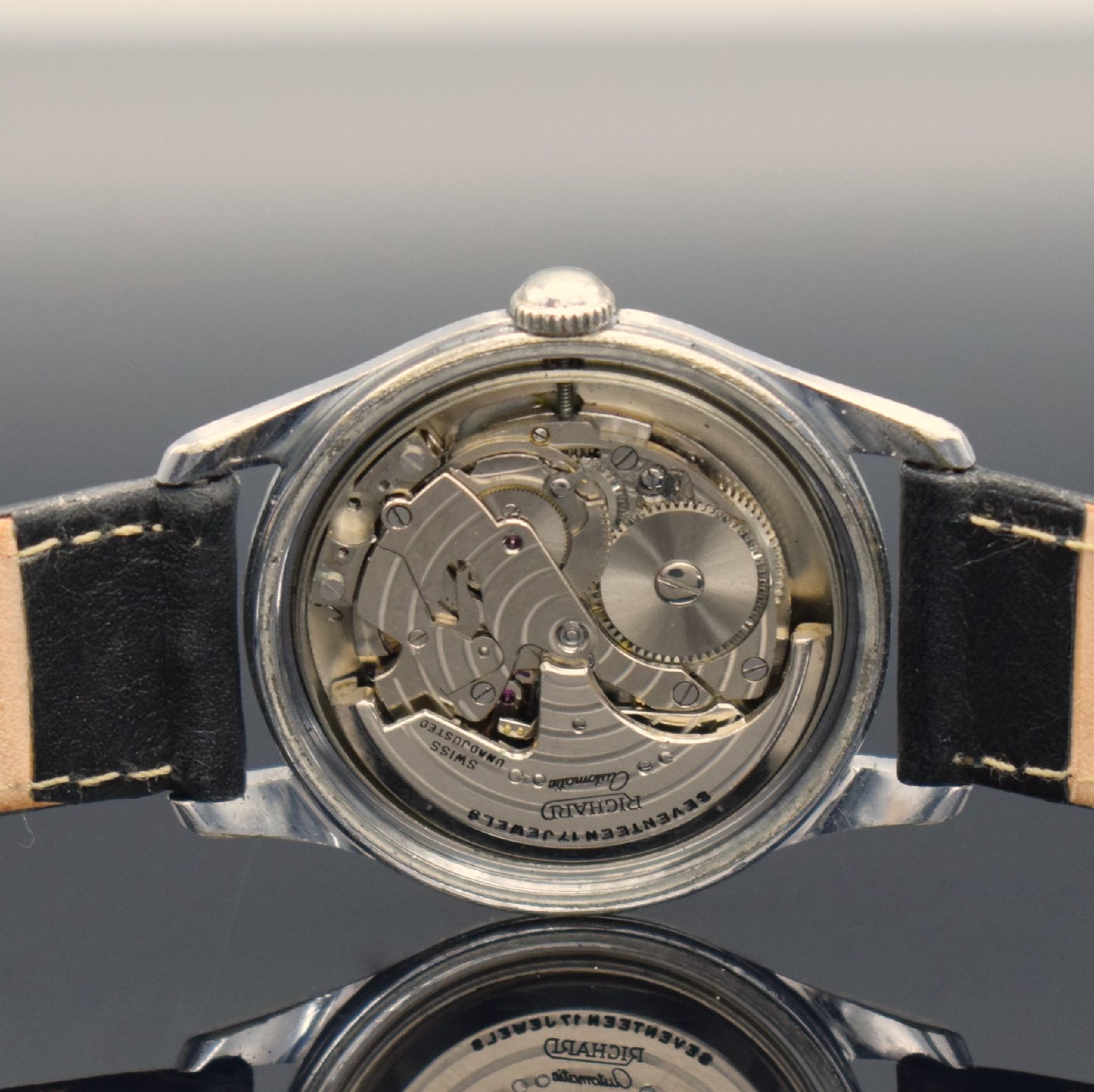 Detail e: RICHARD Herrenarmbanduhr mit Hammerautomatik, Schweiz um 1940, Automatik, verchromtes Geh., verschr. Stahlboden, silb. Zifferbl. pat., arab. ...
