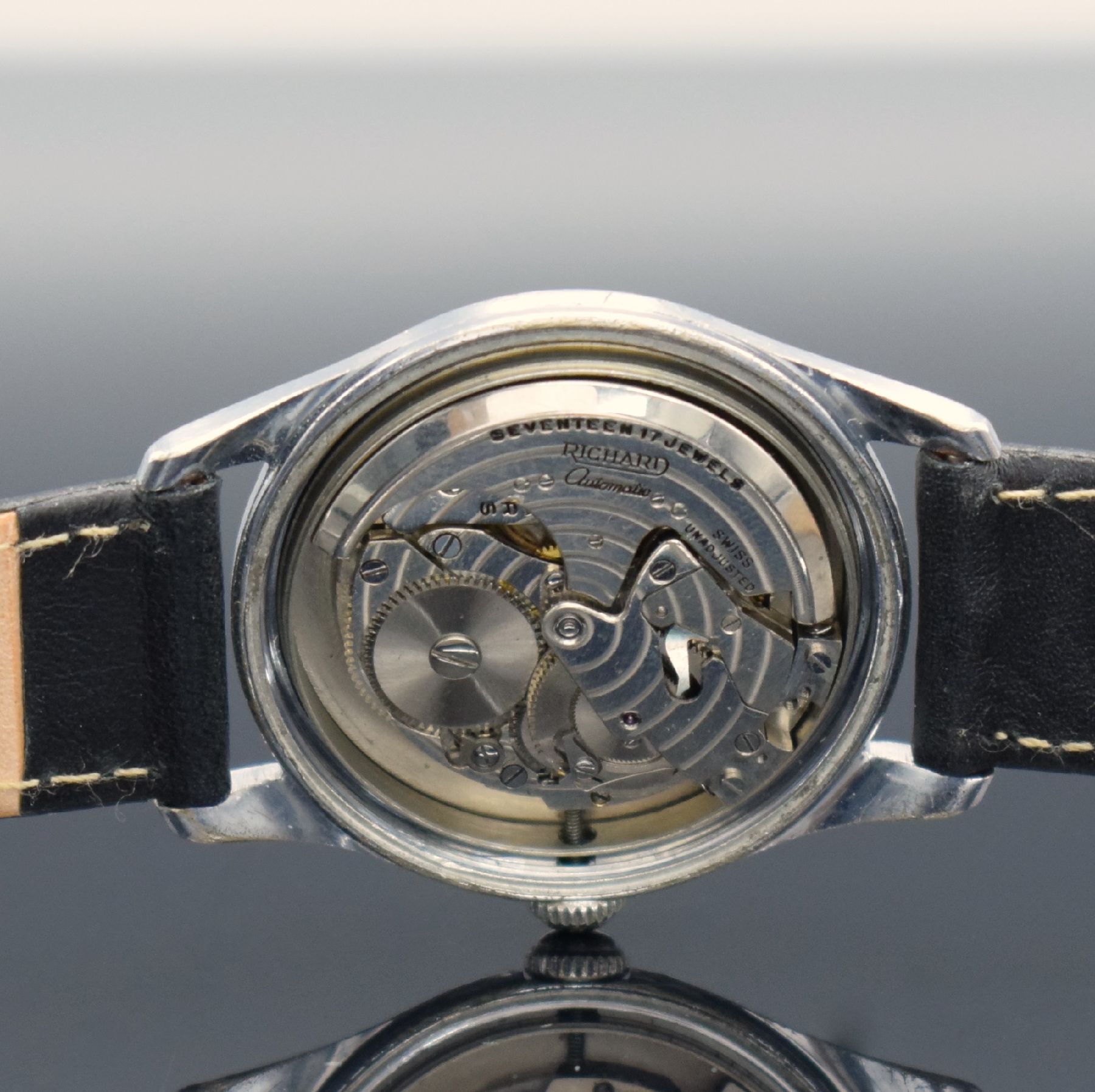 Detail f: RICHARD Herrenarmbanduhr mit Hammerautomatik, Schweiz um 1940, Automatik, verchromtes Geh., verschr. Stahlboden, silb. Zifferbl. pat., arab. ...