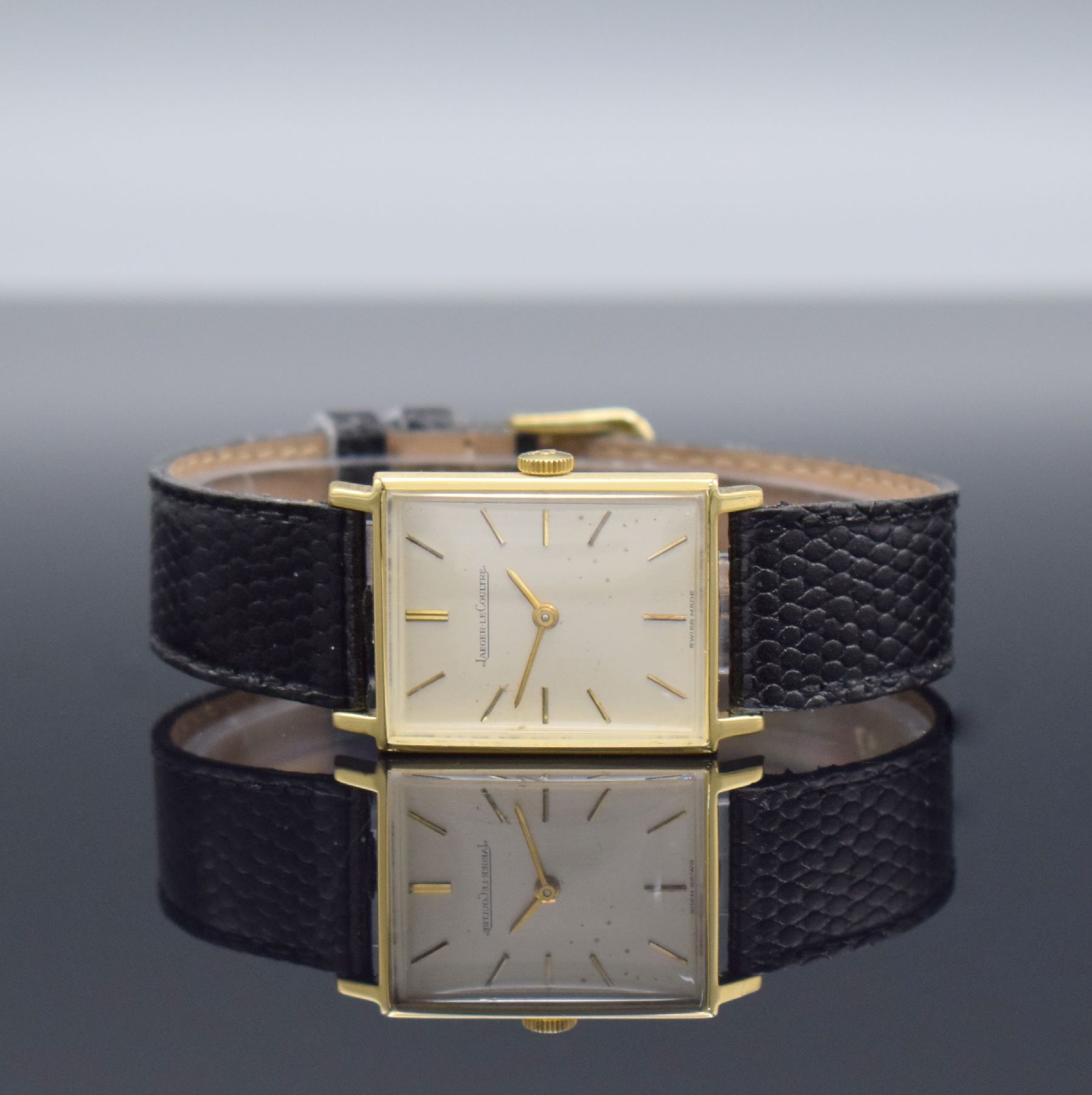 Jaeger-LeCoultre rechteckige Armbanduhr in GG 750/000, Schweiz um 1965, Handaufzug, 2-tlg. Geh. Ref. 9009, Boden aufgedr., silb. Zifferbl. fl., ...
