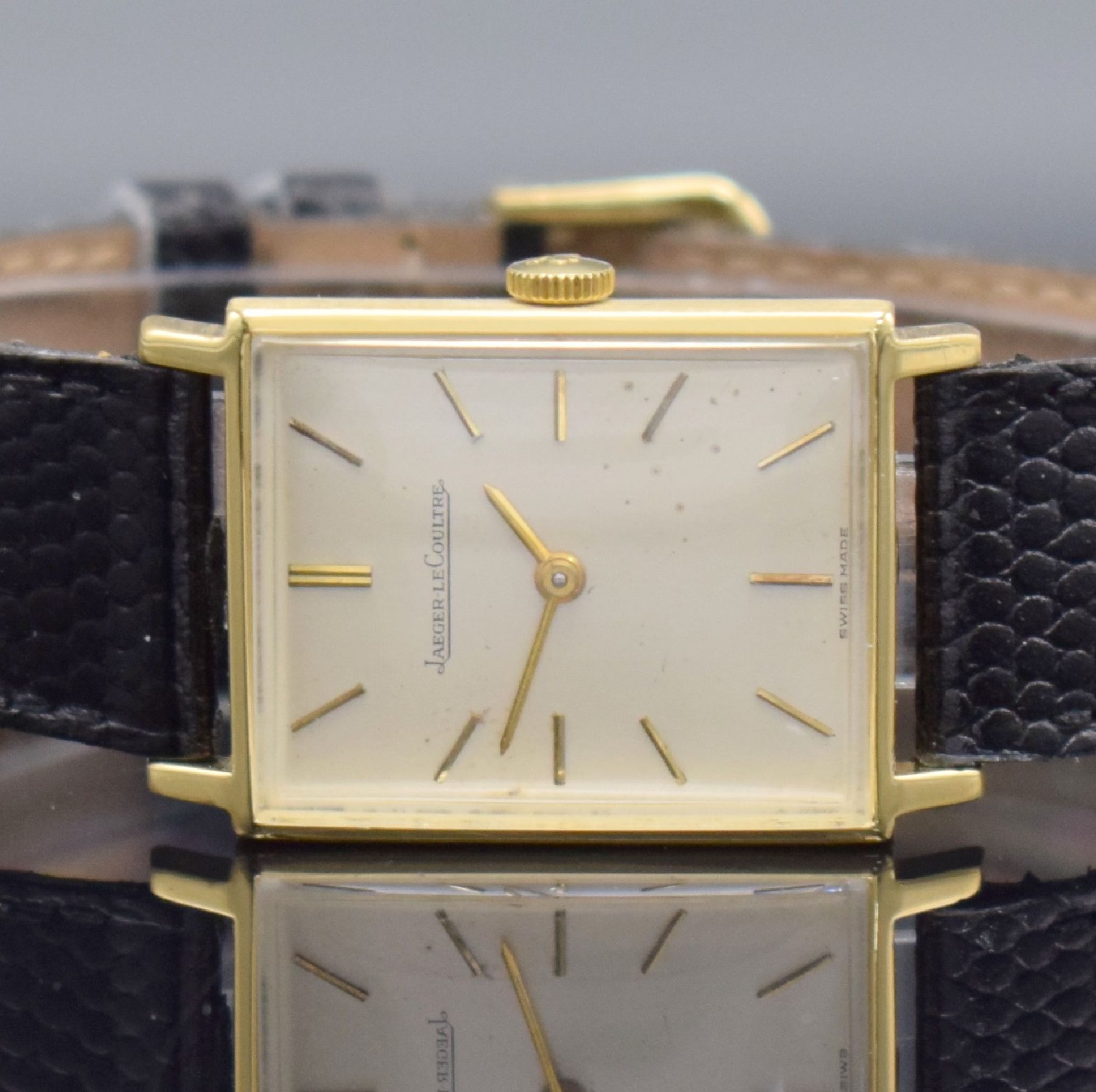 Detail a: Jaeger-LeCoultre rechteckige Armbanduhr in GG 750/000, Schweiz um 1965, Handaufzug, 2-tlg. Geh. Ref. 9009, Boden aufgedr., silb. Zifferbl. fl., ...