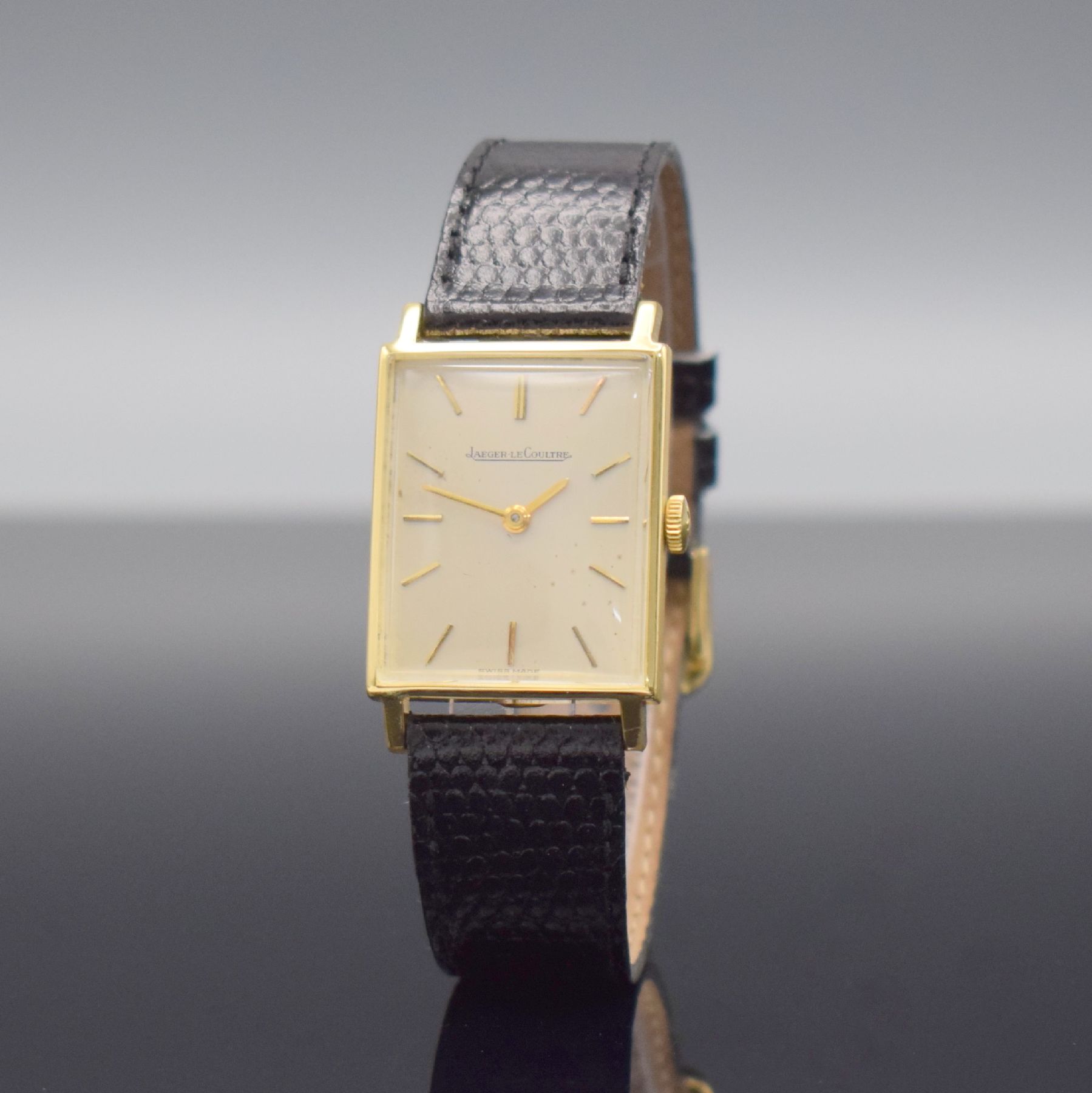 Detail b: Jaeger-LeCoultre rechteckige Armbanduhr in GG 750/000, Schweiz um 1965, Handaufzug, 2-tlg. Geh. Ref. 9009, Boden aufgedr., silb. Zifferbl. fl., ...