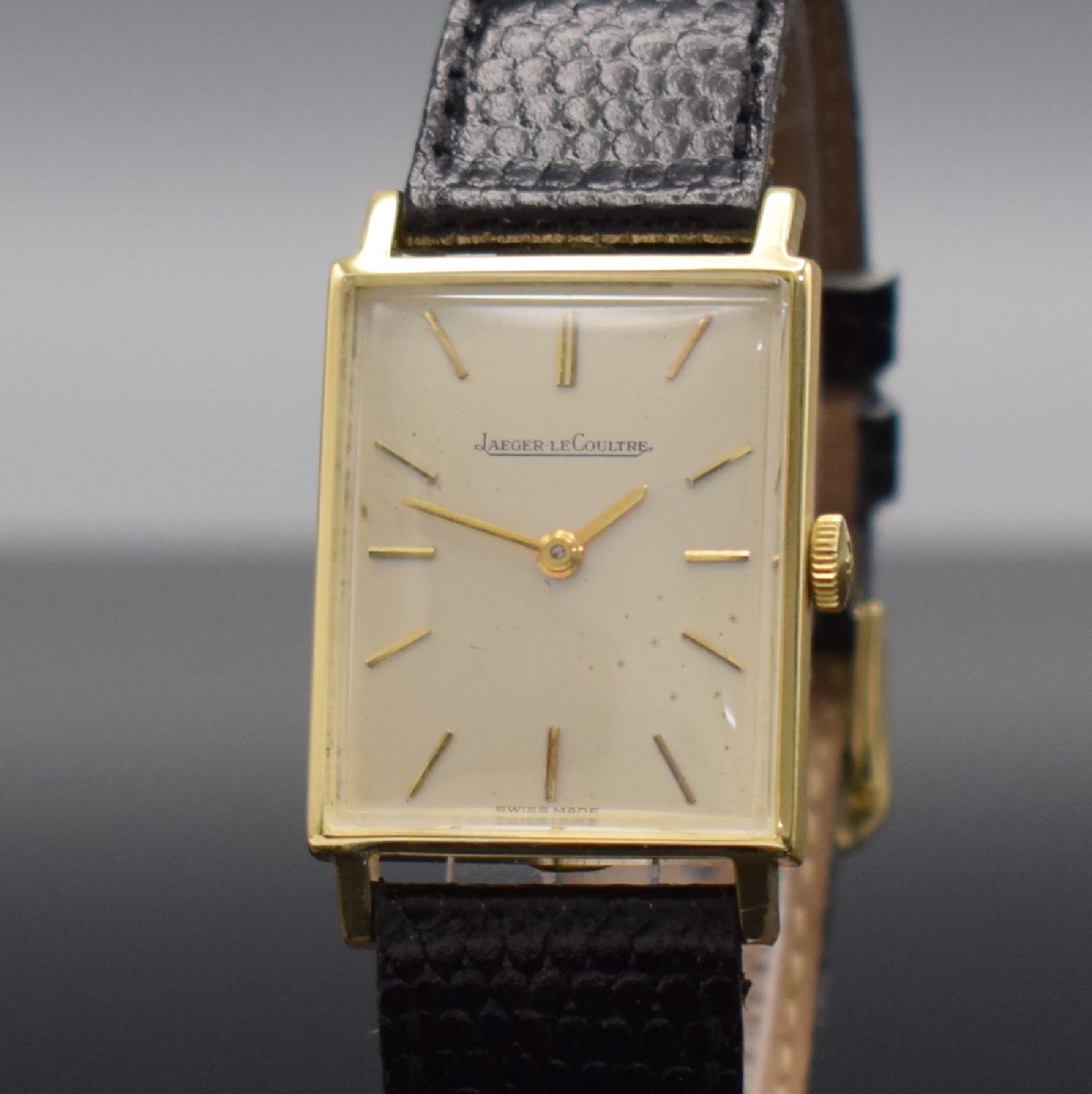 Detail c: Jaeger-LeCoultre rechteckige Armbanduhr in GG 750/000, Schweiz um 1965, Handaufzug, 2-tlg. Geh. Ref. 9009, Boden aufgedr., silb. Zifferbl. fl., ...