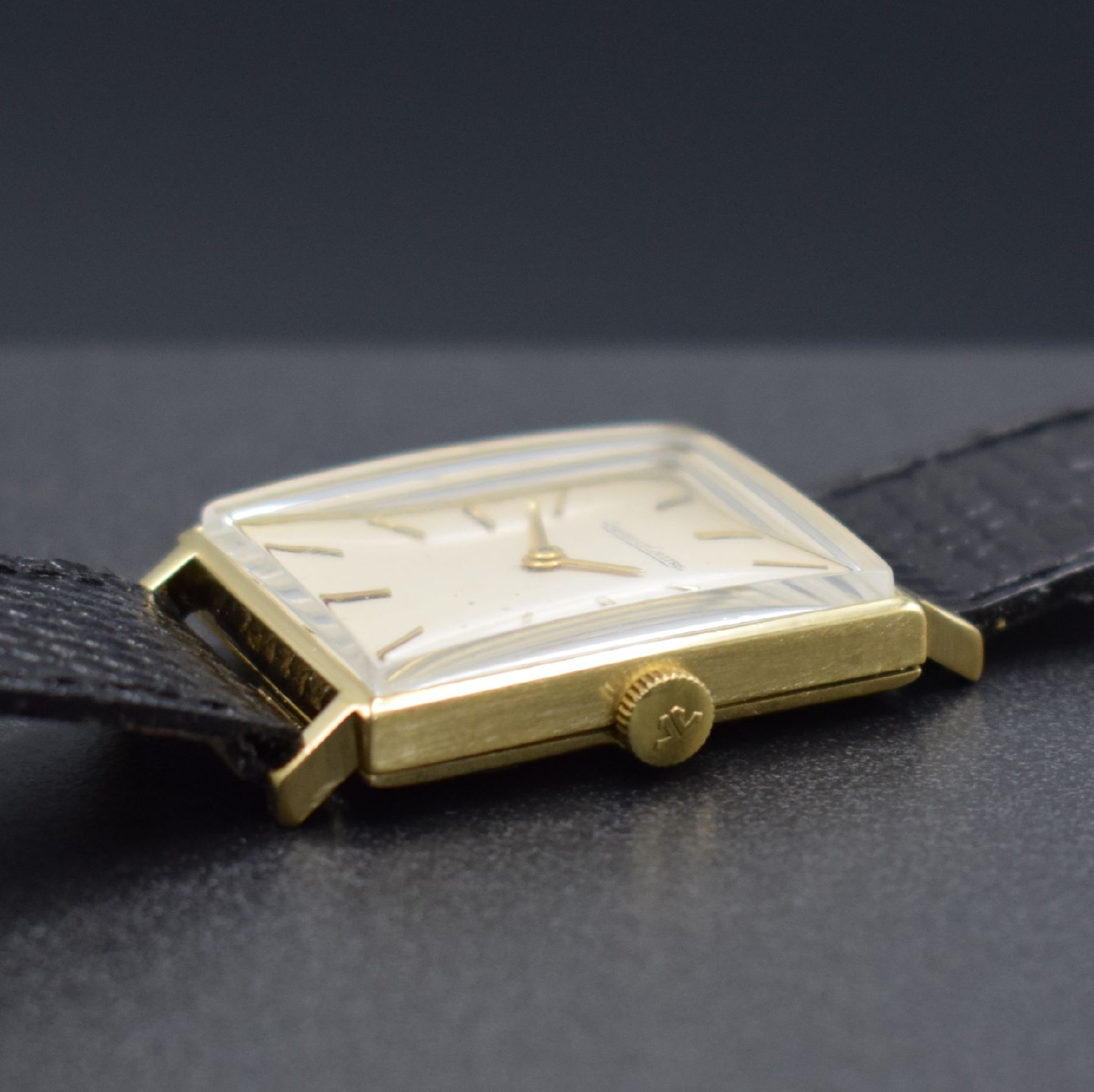 Detail d: Jaeger-LeCoultre rechteckige Armbanduhr in GG 750/000, Schweiz um 1965, Handaufzug, 2-tlg. Geh. Ref. 9009, Boden aufgedr., silb. Zifferbl. fl., ...