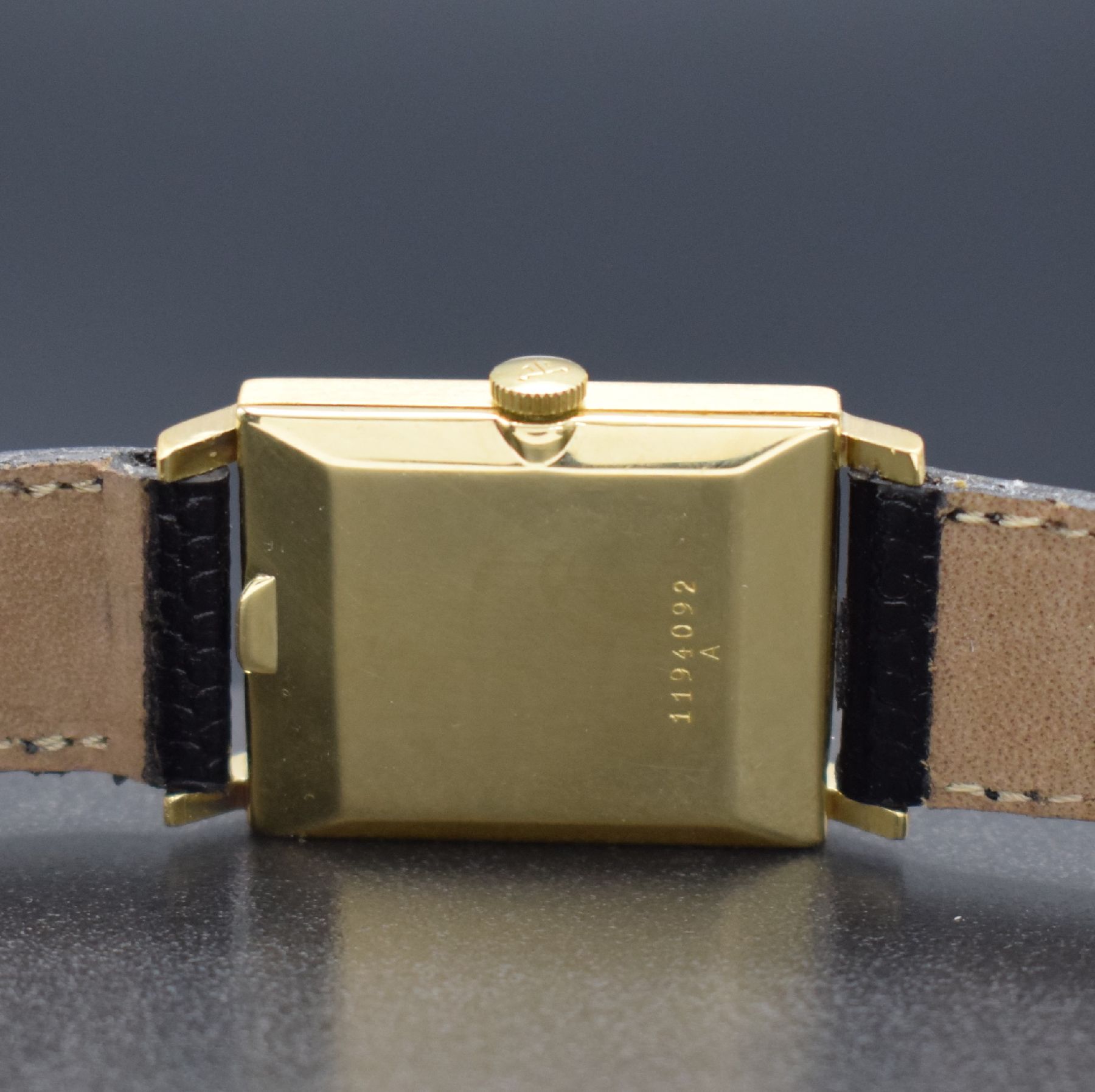 Detail e: Jaeger-LeCoultre rechteckige Armbanduhr in GG 750/000, Schweiz um 1965, Handaufzug, 2-tlg. Geh. Ref. 9009, Boden aufgedr., silb. Zifferbl. fl., ...