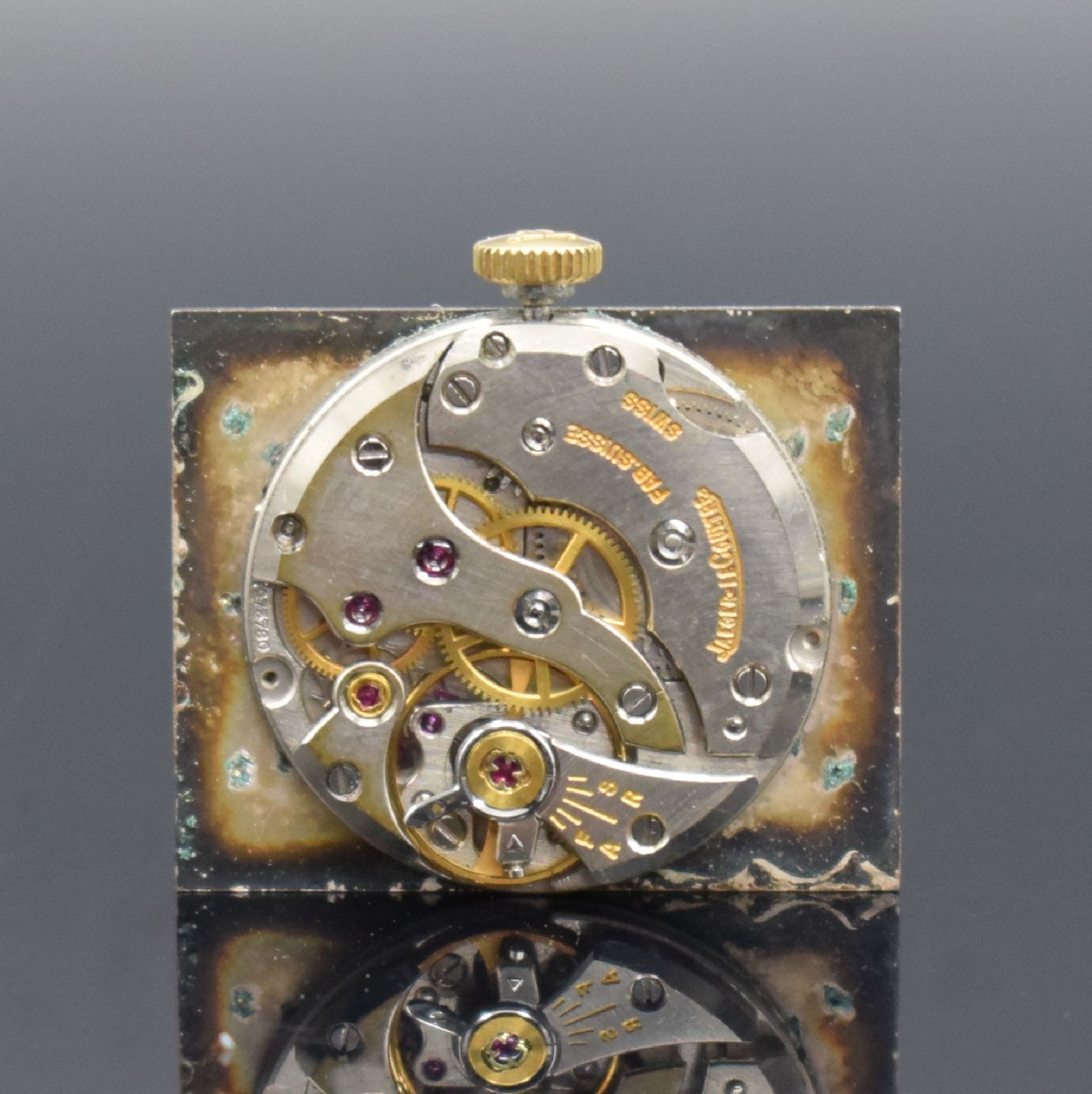 Detail f: Jaeger-LeCoultre rechteckige Armbanduhr in GG 750/000, Schweiz um 1965, Handaufzug, 2-tlg. Geh. Ref. 9009, Boden aufgedr., silb. Zifferbl. fl., ...