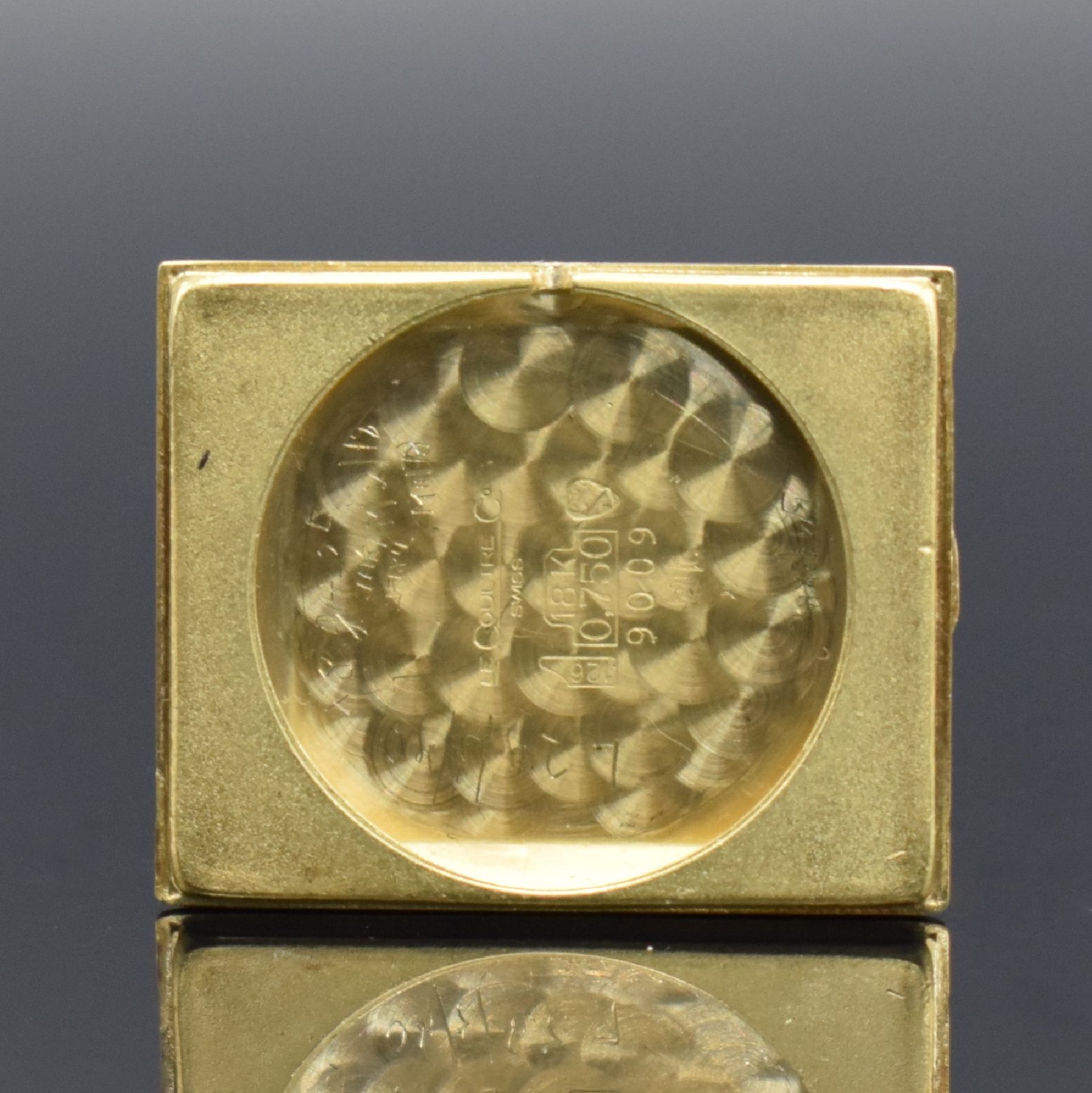 Detail g: Jaeger-LeCoultre rechteckige Armbanduhr in GG 750/000, Schweiz um 1965, Handaufzug, 2-tlg. Geh. Ref. 9009, Boden aufgedr., silb. Zifferbl. fl., ...