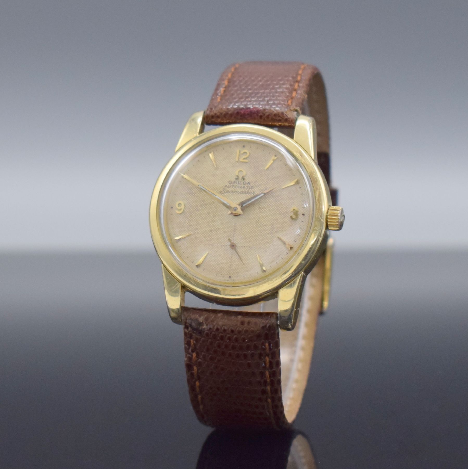 Detail b: OMEGA Seamaster Ref. 2875-1 Armbanduhr in Stahl mit Goldhaube, Schweiz um 1961, Automatik, verschr. Geh., Boden m. Seamaster- Logo, guill. Zifferbl. ...