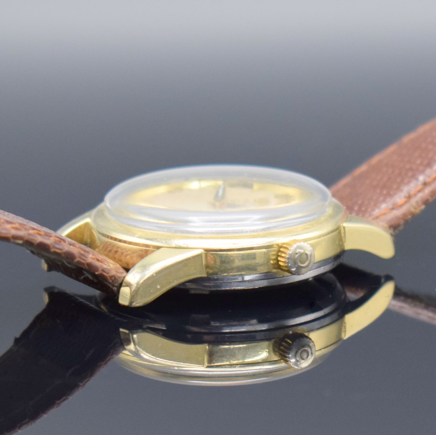 Detail d: OMEGA Seamaster Ref. 2875-1 Armbanduhr in Stahl mit Goldhaube, Schweiz um 1961, Automatik, verschr. Geh., Boden m. Seamaster- Logo, guill. Zifferbl. ...