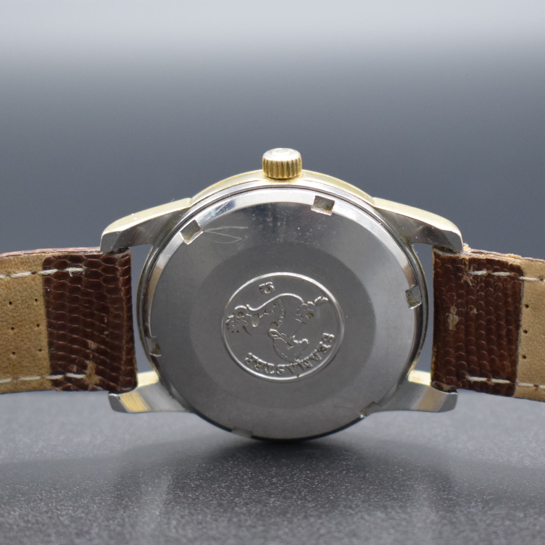 Detail e: OMEGA Seamaster Ref. 2875-1 Armbanduhr in Stahl mit Goldhaube, Schweiz um 1961, Automatik, verschr. Geh., Boden m. Seamaster- Logo, guill. Zifferbl. ...