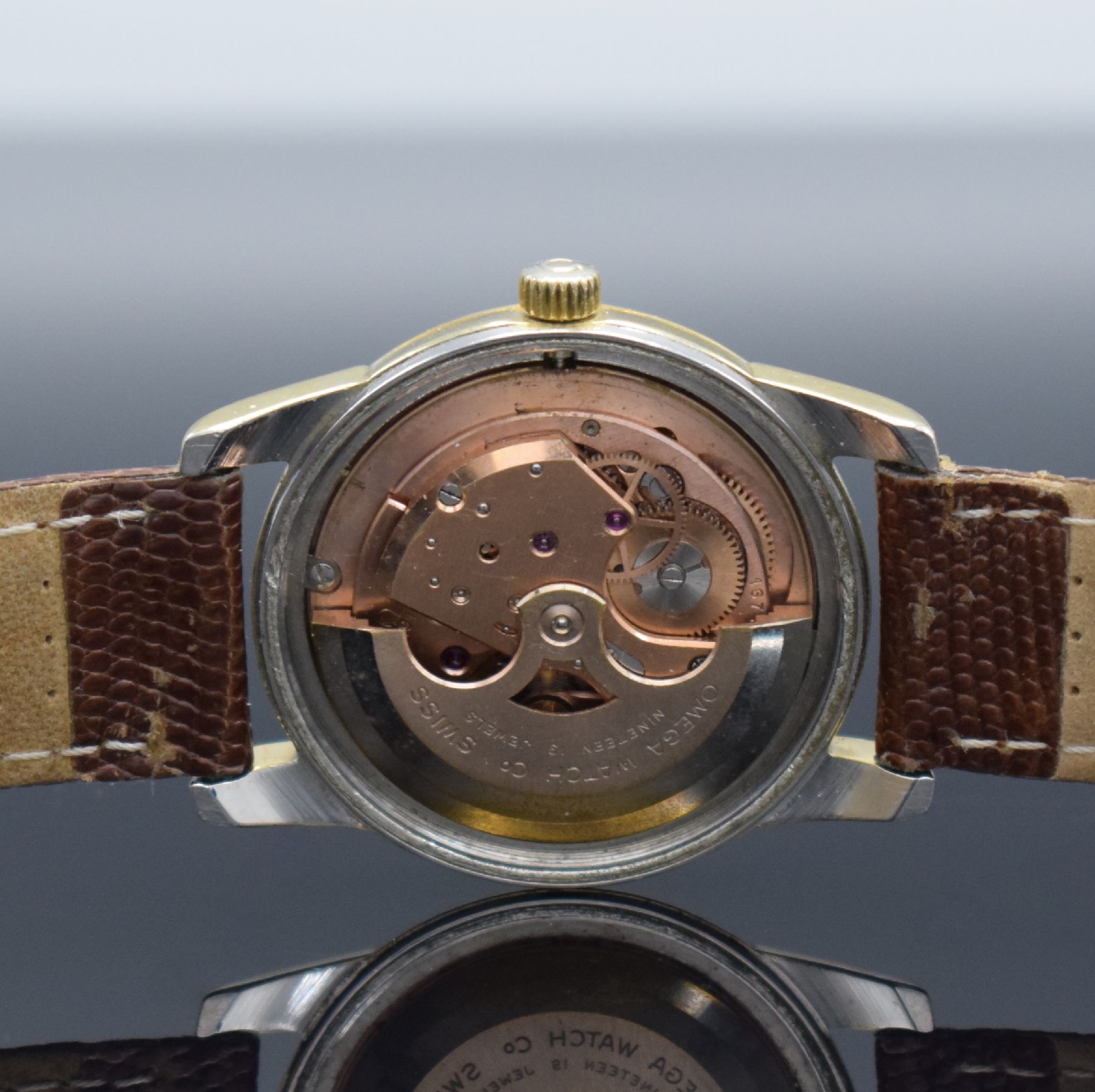 Detail f: OMEGA Seamaster Ref. 2875-1 Armbanduhr in Stahl mit Goldhaube, Schweiz um 1961, Automatik, verschr. Geh., Boden m. Seamaster- Logo, guill. Zifferbl. ...
