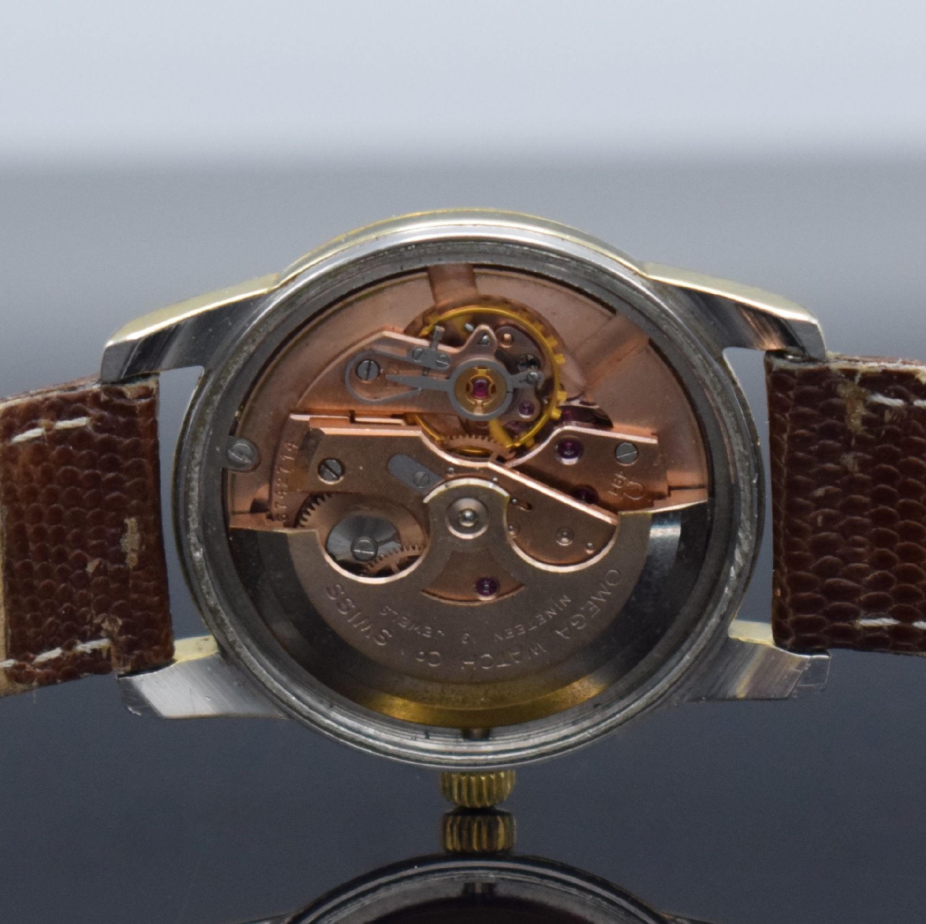 Detail g: OMEGA Seamaster Ref. 2875-1 Armbanduhr in Stahl mit Goldhaube, Schweiz um 1961, Automatik, verschr. Geh., Boden m. Seamaster- Logo, guill. Zifferbl. ...