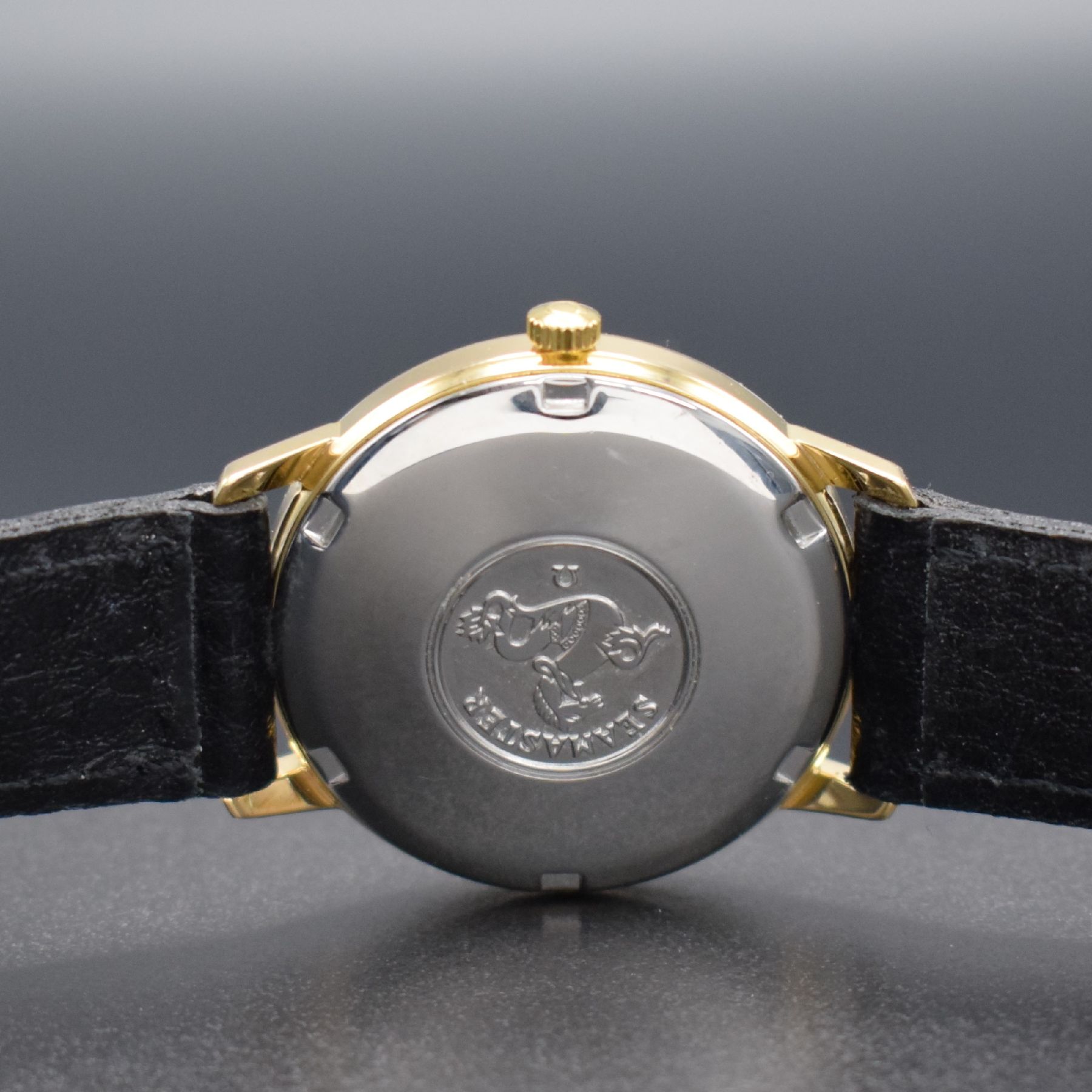 Detail e: OMEGA Seamaster Ref. 166.002 Herrenarmbanduhr, Schweiz um 1964, Automatik, verg. Geh., verschr. Stahlboden m. Seamaster-Logo, orig. Krone & Glas, ...