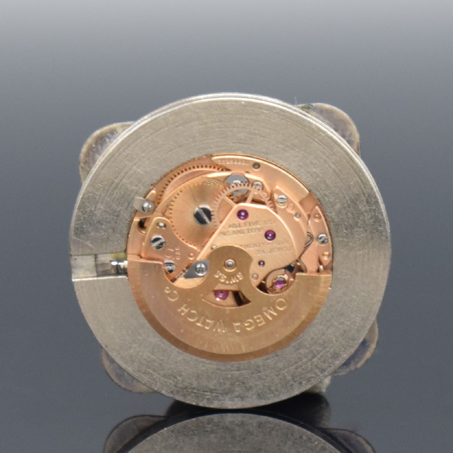 Detail f: OMEGA Constellation Ref. 568 0023 Herren- Armbanduhr in Stahl/Stahlband, Schweiz um 1973, Automatik, 4-fach verschr. Geh., integr. orig. Band Ref. ...